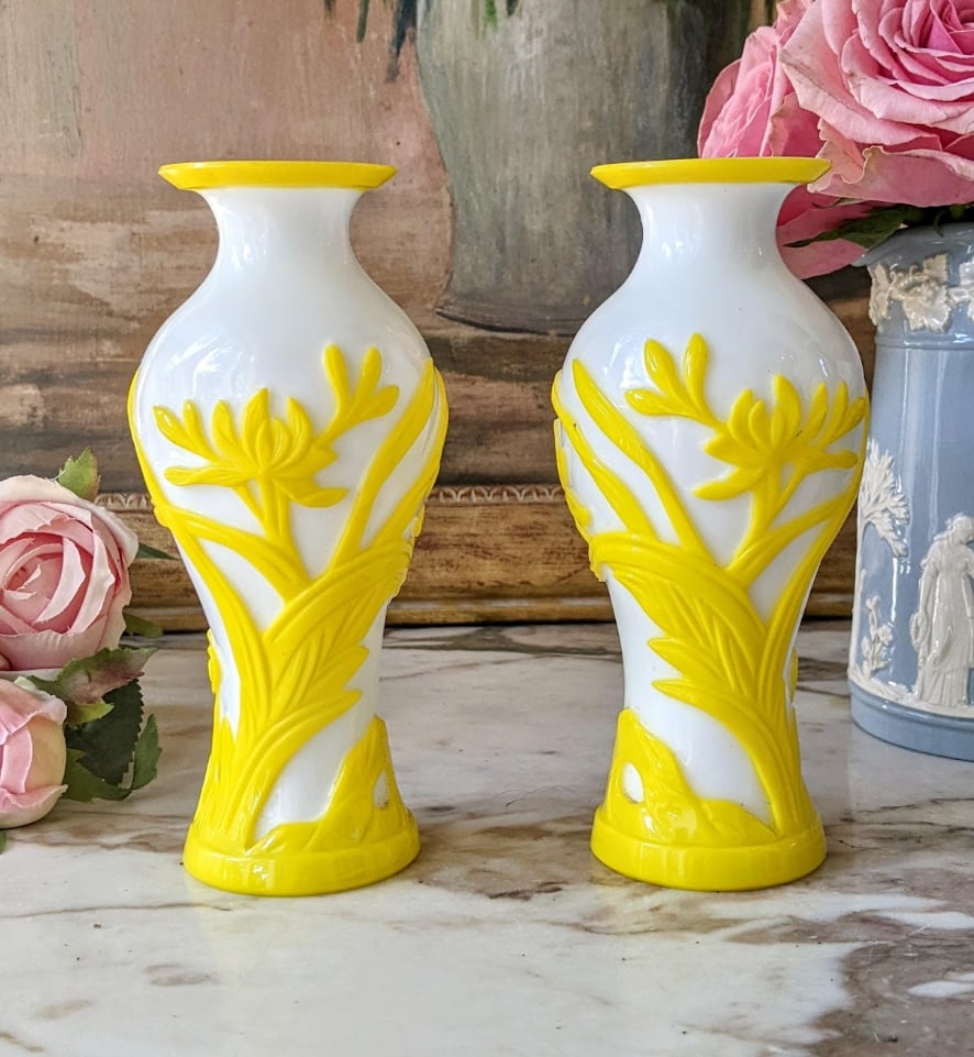 Pair of Late 19th-Century Victorian White & Yellow Overlay Art Glass Vases - 3