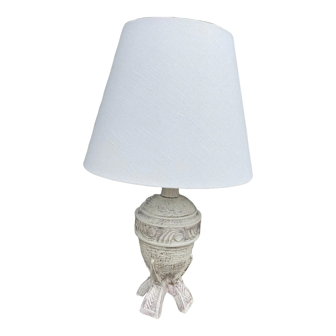 Vintage White and Gold Leaf Painted Ceramic Lamp: Pretty white and gold leaf ceramic lamp. Hand painted, this mid century table lamp is a stunner! New custom linen shade and three way socket. Shade: 22" x 13" x 17" Base: 8.5" Dia The source of this p
