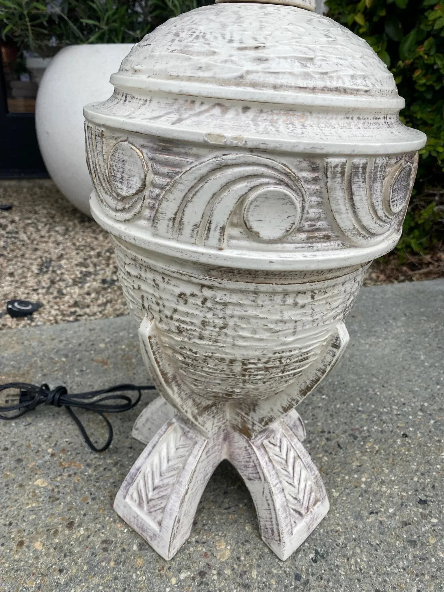 Vintage White and Gold Leaf Painted Ceramic Lamp - 3