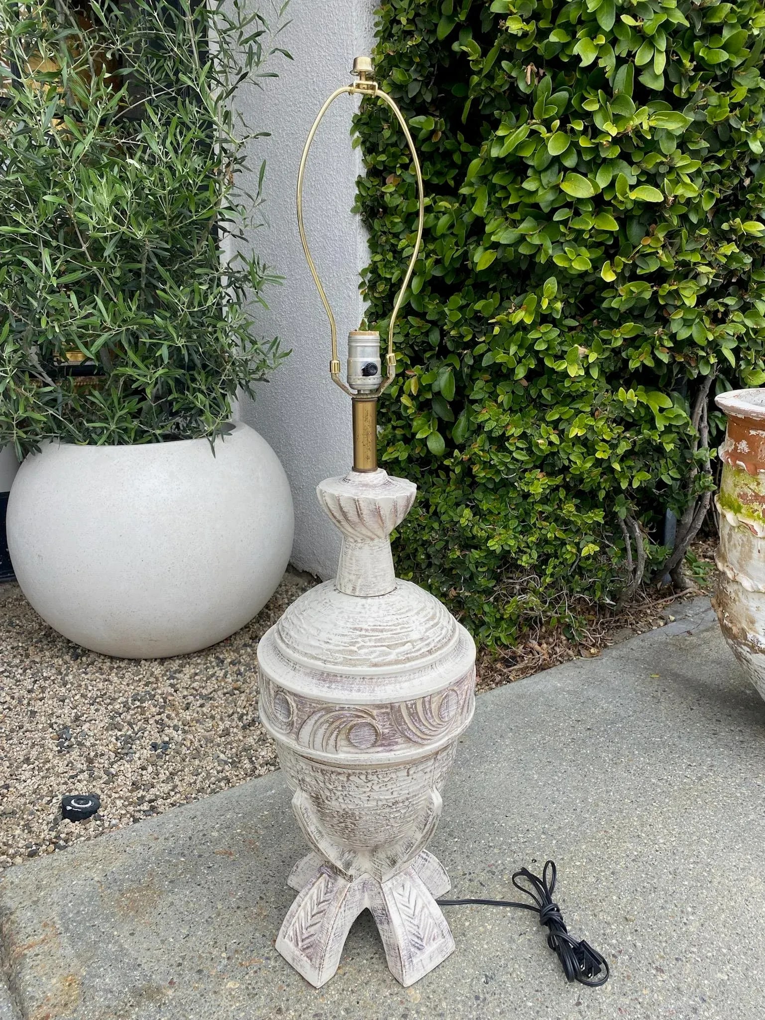 Vintage White and Gold Leaf Painted Ceramic Lamp - 4