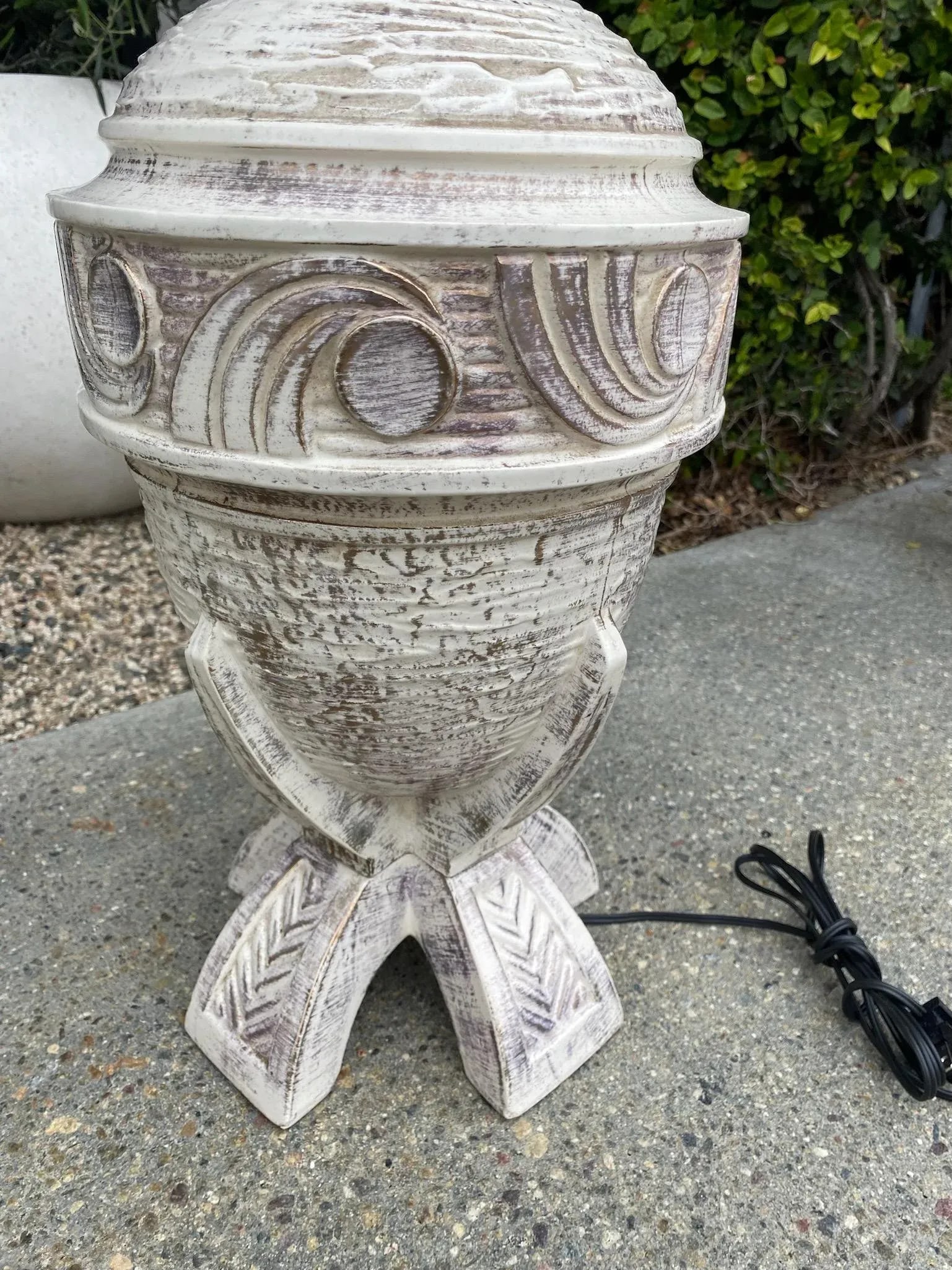 Vintage White and Gold Leaf Painted Ceramic Lamp - 7