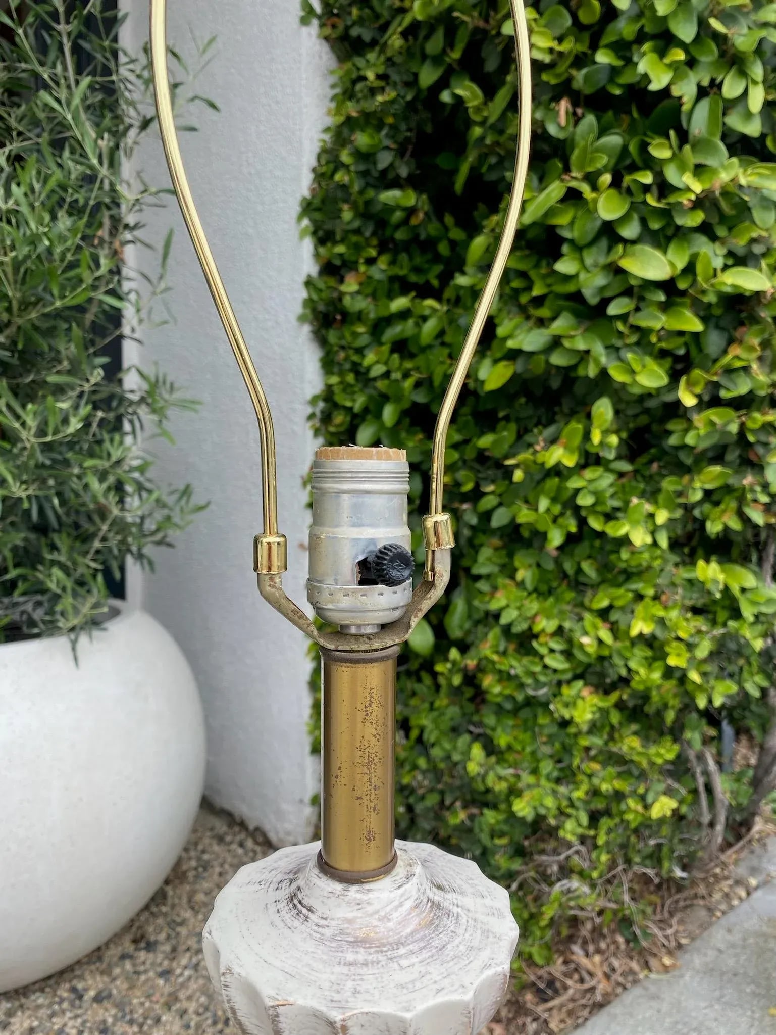 Vintage White and Gold Leaf Painted Ceramic Lamp - 8