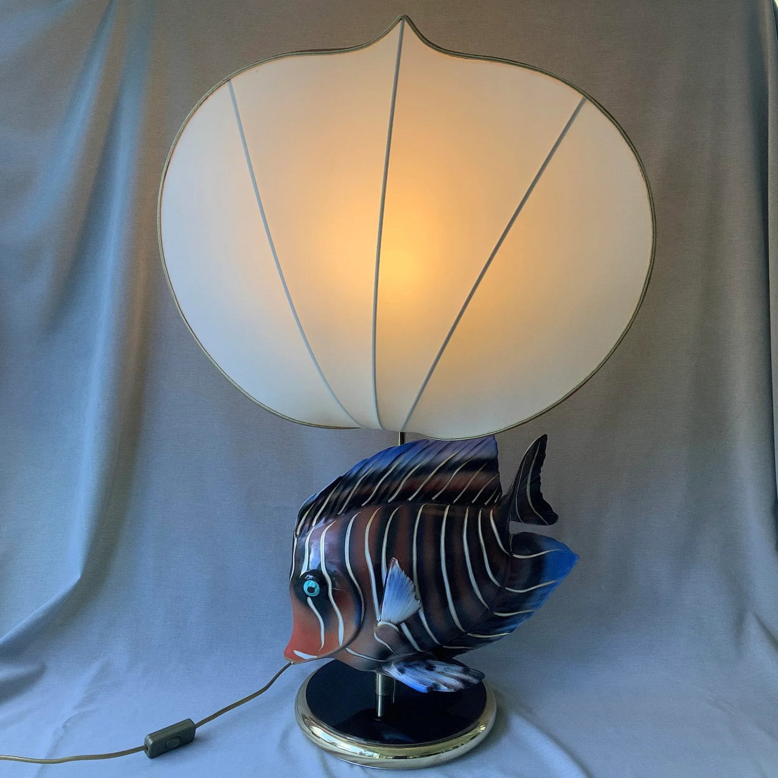 1970s Ceramic Fish Table Lamp With Linen Scallop Shade - 2