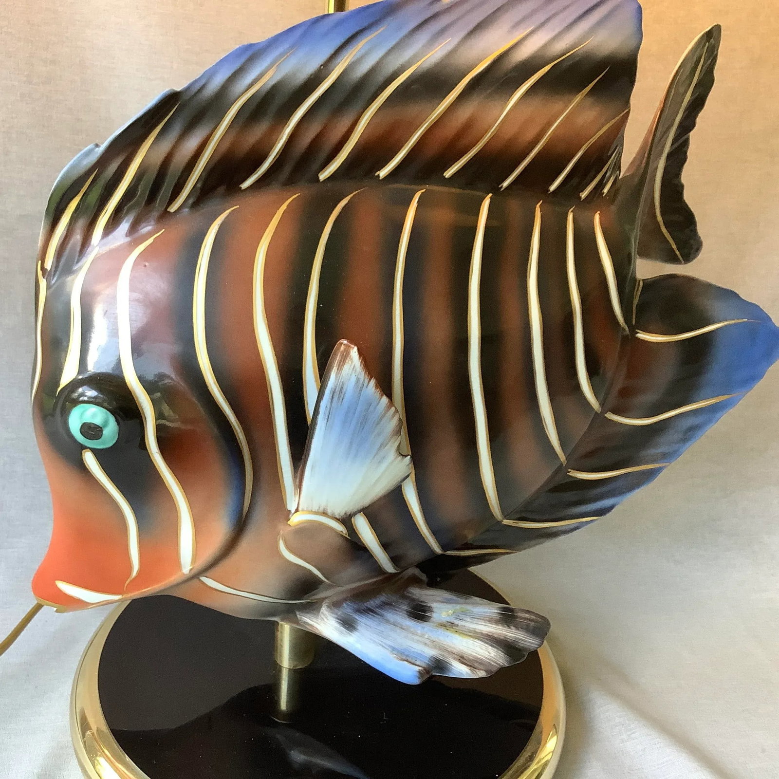 1970s Ceramic Fish Table Lamp With Linen Scallop Shade - 3