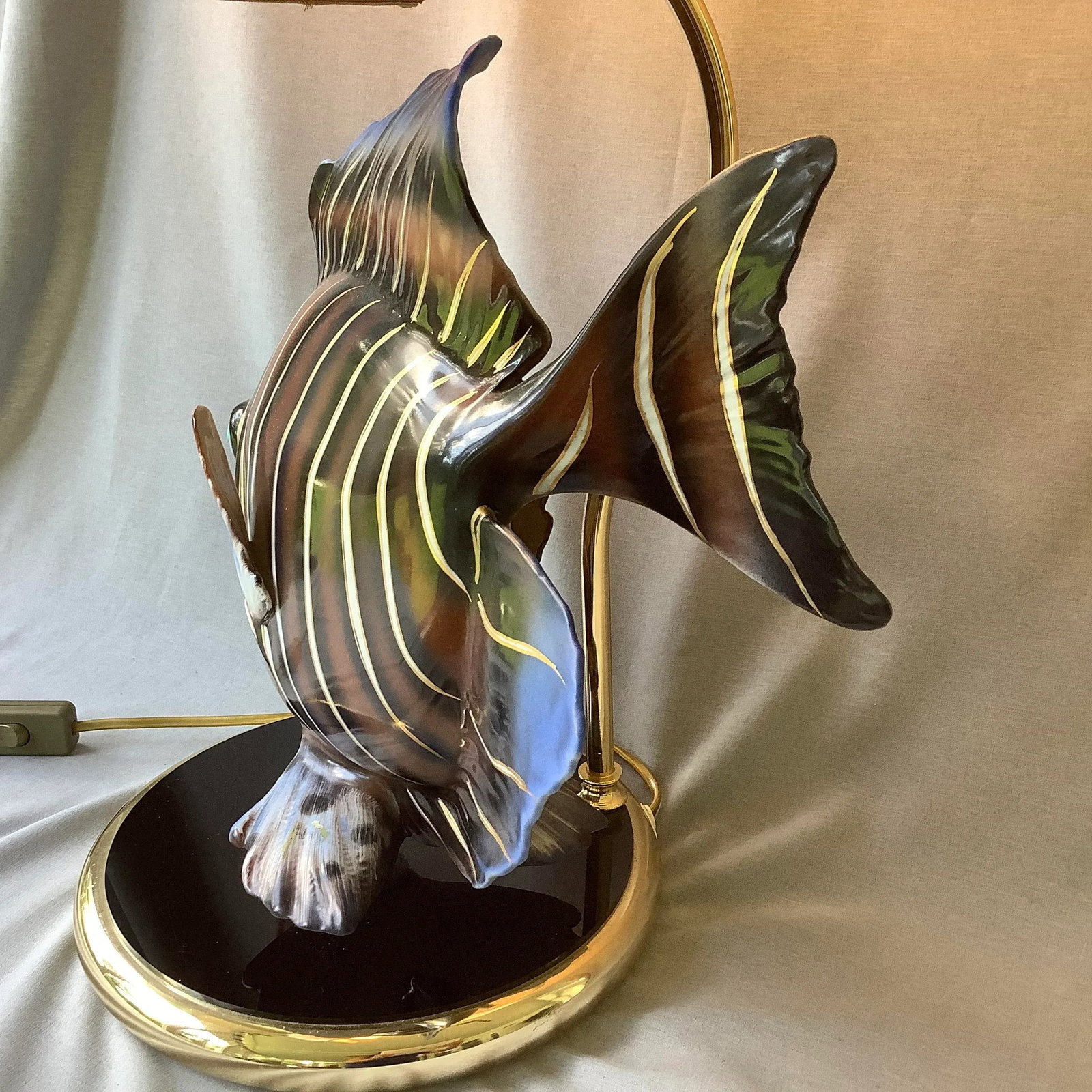 1970s Ceramic Fish Table Lamp With Linen Scallop Shade - 9