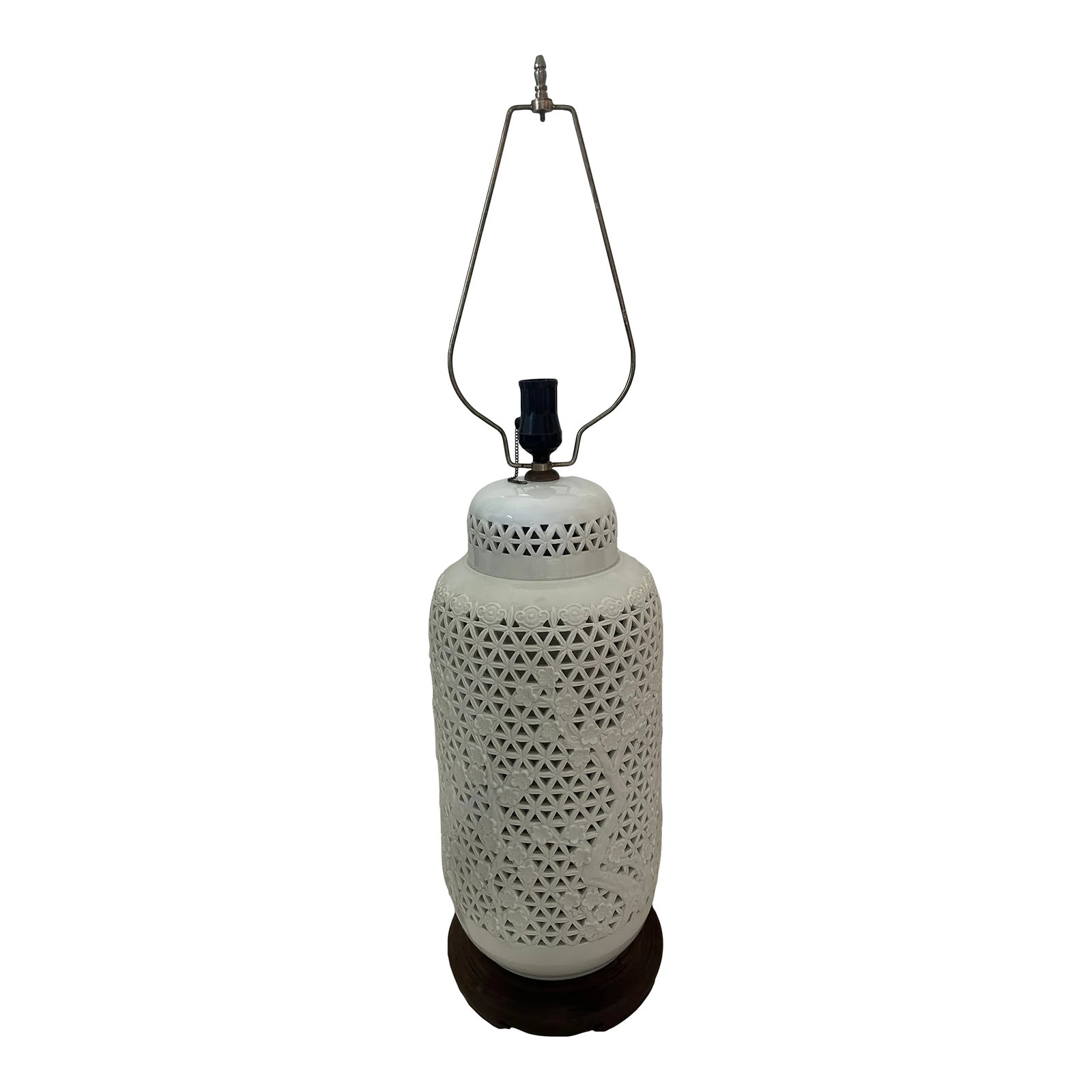 1970s Vintage Chinoiserie Hollywood Regnecy Blanc De Chine Pierced Porcelain Lamp: This 2 foot tall lamp would suit any hollywood regency decor perfectly! It is in excellent condition however it does need to be rewired. Condition: Alterations: Original Condition Unaltered Imperfecti