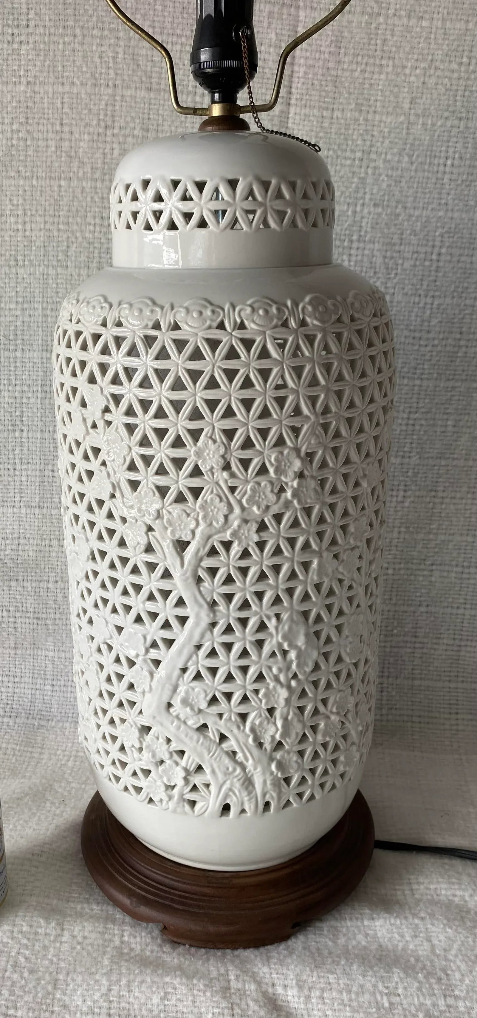 1970s Vintage Chinoiserie Hollywood Regnecy Blanc De Chine Pierced Porcelain Lamp - 2