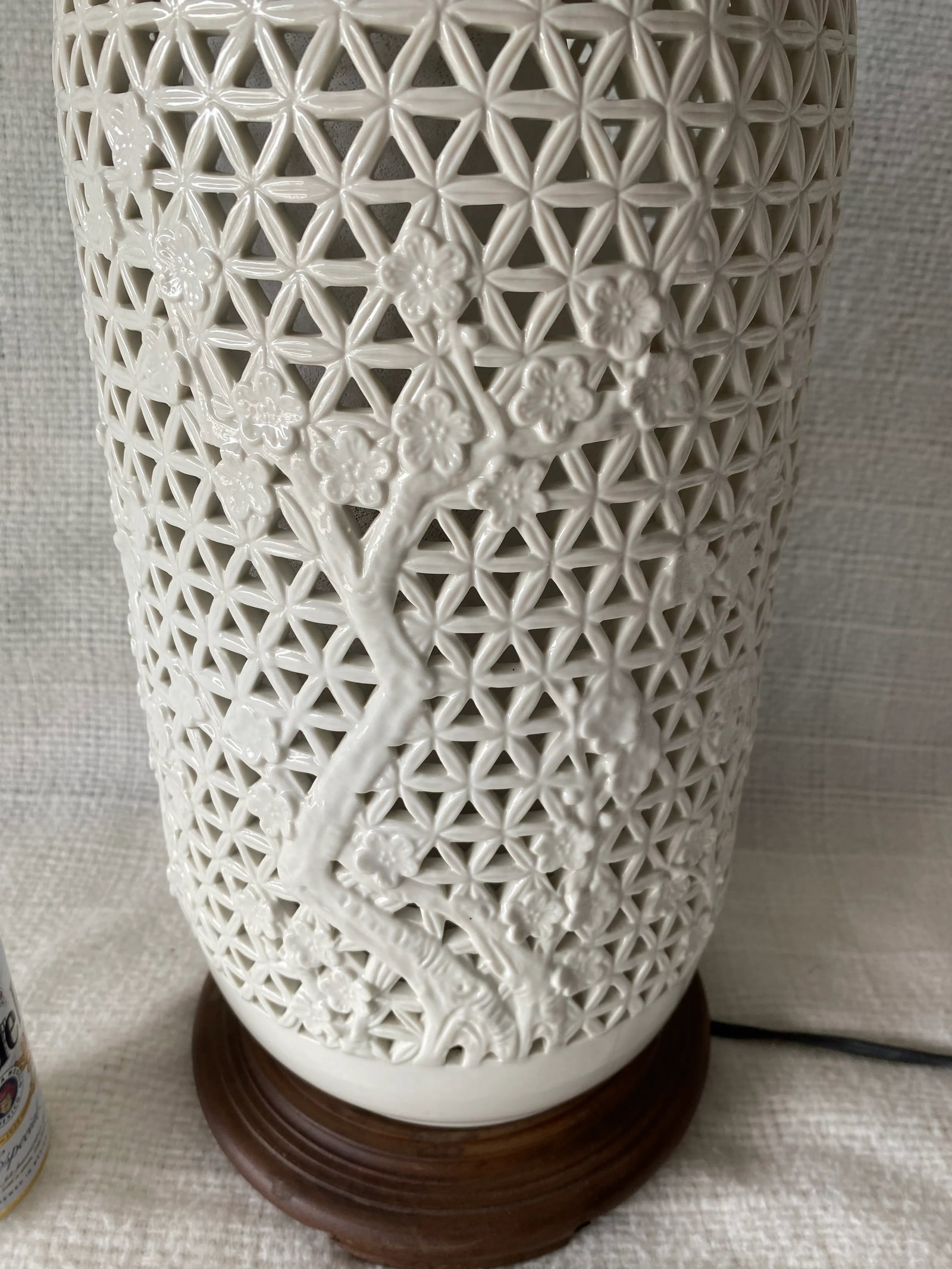 1970s Vintage Chinoiserie Hollywood Regnecy Blanc De Chine Pierced Porcelain Lamp - 3
