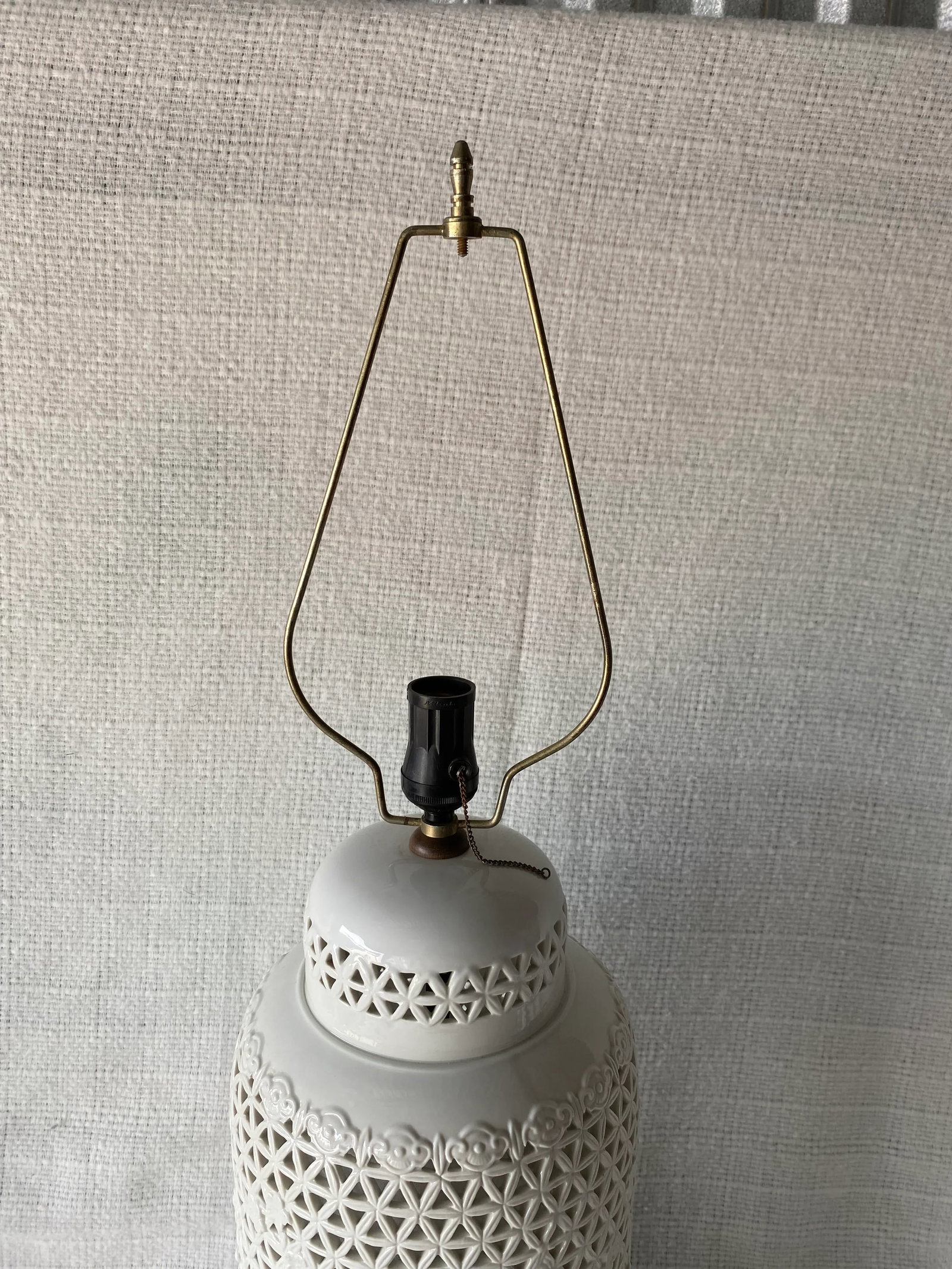 1970s Vintage Chinoiserie Hollywood Regnecy Blanc De Chine Pierced Porcelain Lamp - 4