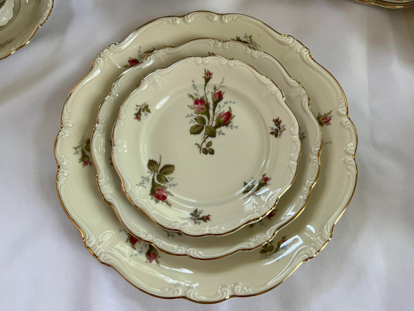 Late 20th Century Vintage Rosenthal Germany Pompadour Moss Rose 74-Piece Dinnerware Set - Service fo - 10