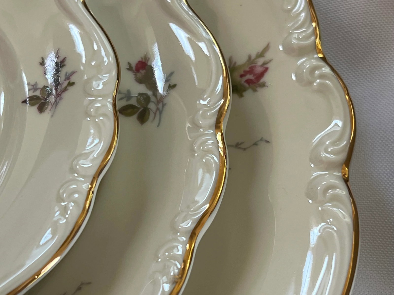 Late 20th Century Vintage Rosenthal Germany Pompadour Moss Rose 74-Piece Dinnerware Set - Service fo - 11