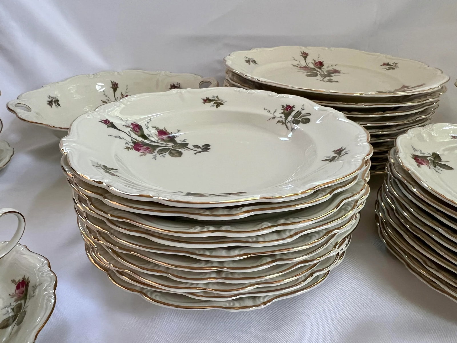 Late 20th Century Vintage Rosenthal Germany Pompadour Moss Rose 74-Piece Dinnerware Set - Service fo - 2