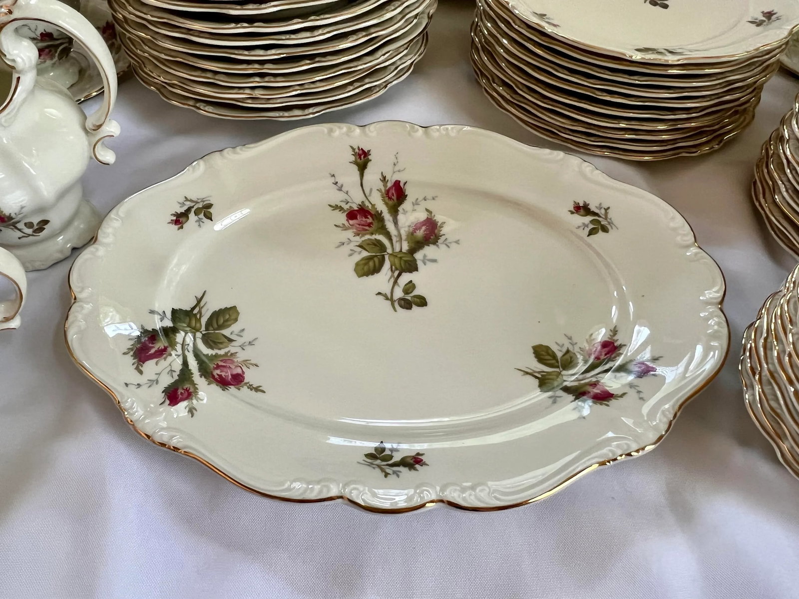 Late 20th Century Vintage Rosenthal Germany Pompadour Moss Rose 74-Piece Dinnerware Set - Service fo - 4