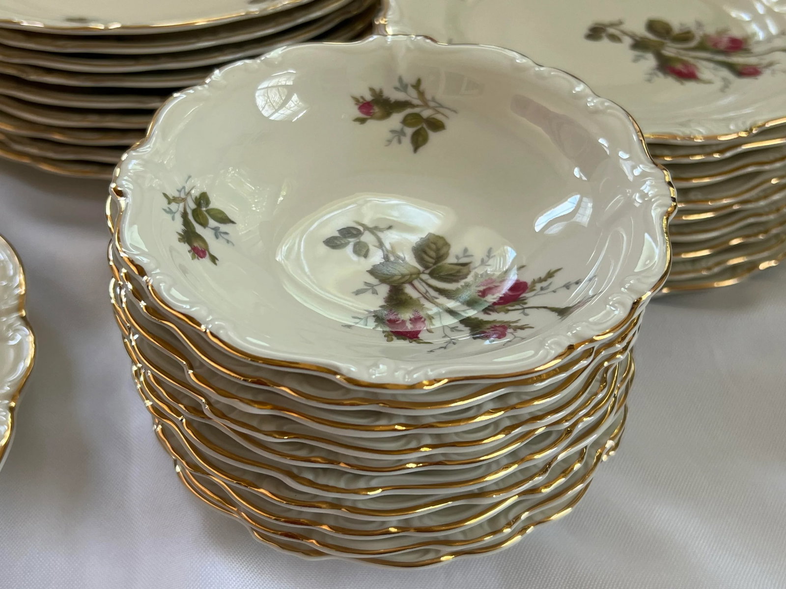 Late 20th Century Vintage Rosenthal Germany Pompadour Moss Rose 74-Piece Dinnerware Set - Service fo - 9