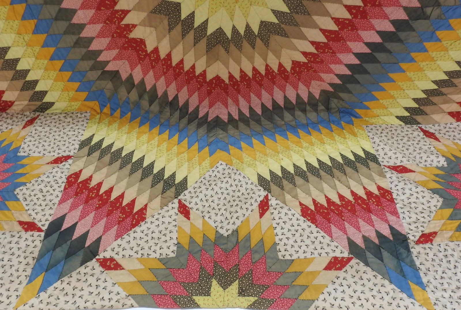 Vintage Handmade Star Quilt - 4