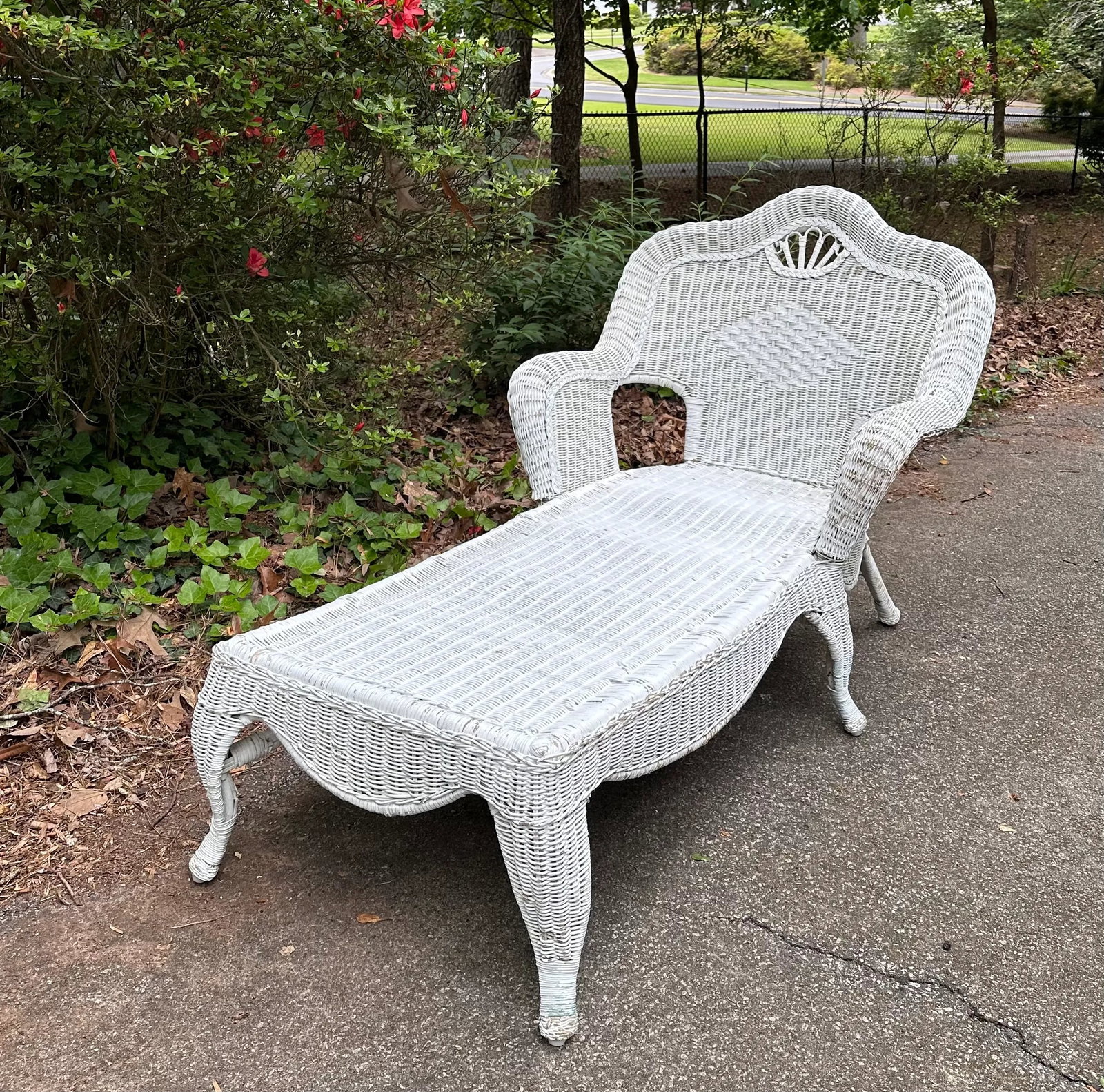 Early 20th Century Victorian White Wicker Rattan Chaise Lounge Chair - 8