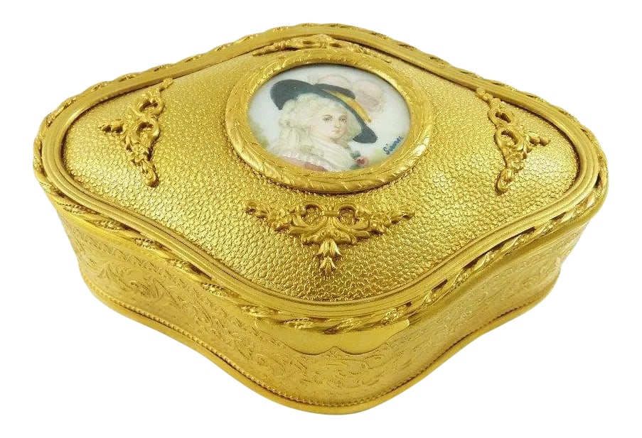 Antique French Dore Bronze Dresser Box With Signed Miniature Portrait / Napoleon III / Serpentine Sh: A fine French gilt bronze dresser box or jewelry casket from the late 19th Century. Beautifully embellished with rope trim around the edges of the lid and four applied embellishments with Bell Flower 