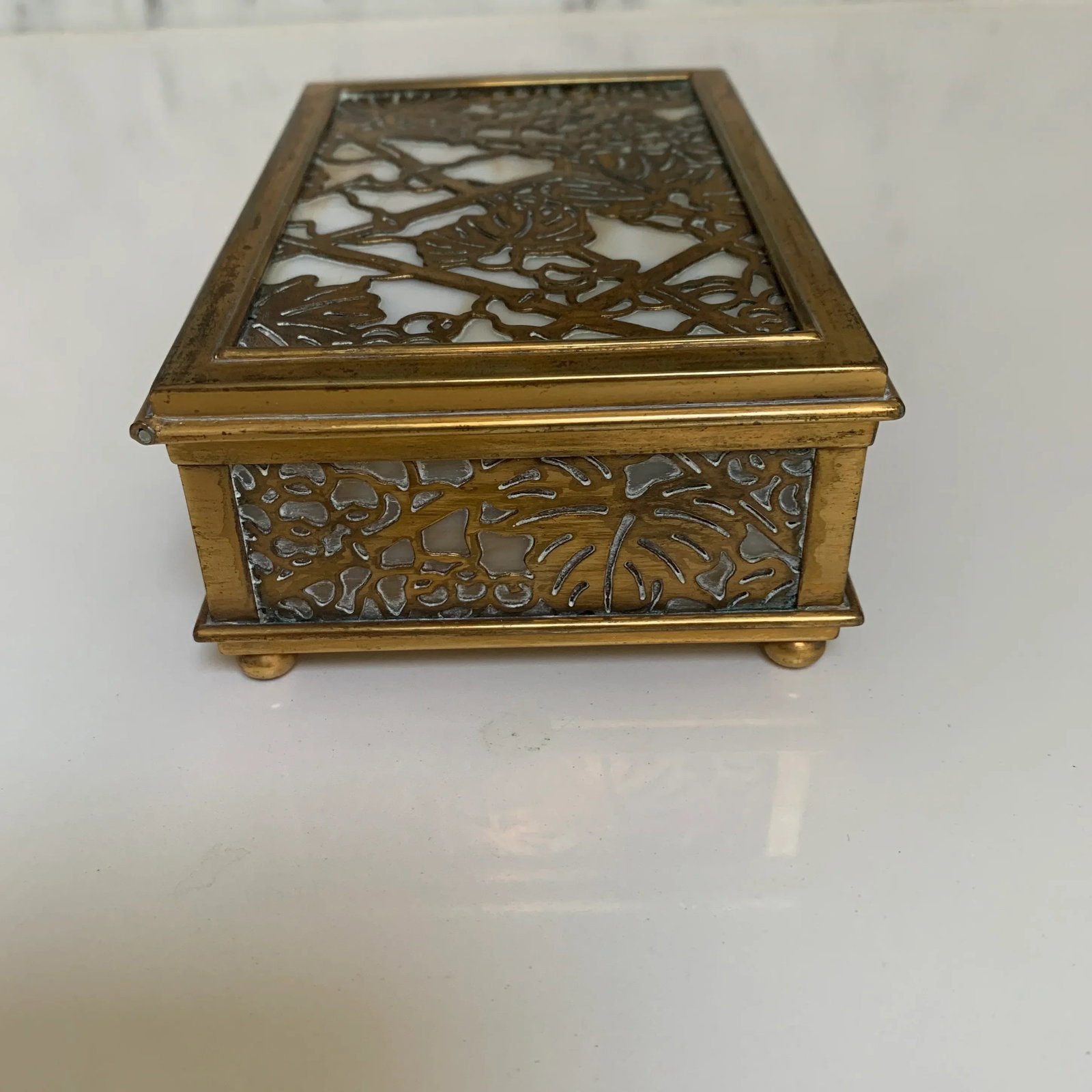 Late 19th Century Tiffany Bronze and Pale Caramel Glass With Grapevine Pattern Art Nouveau Box - 2