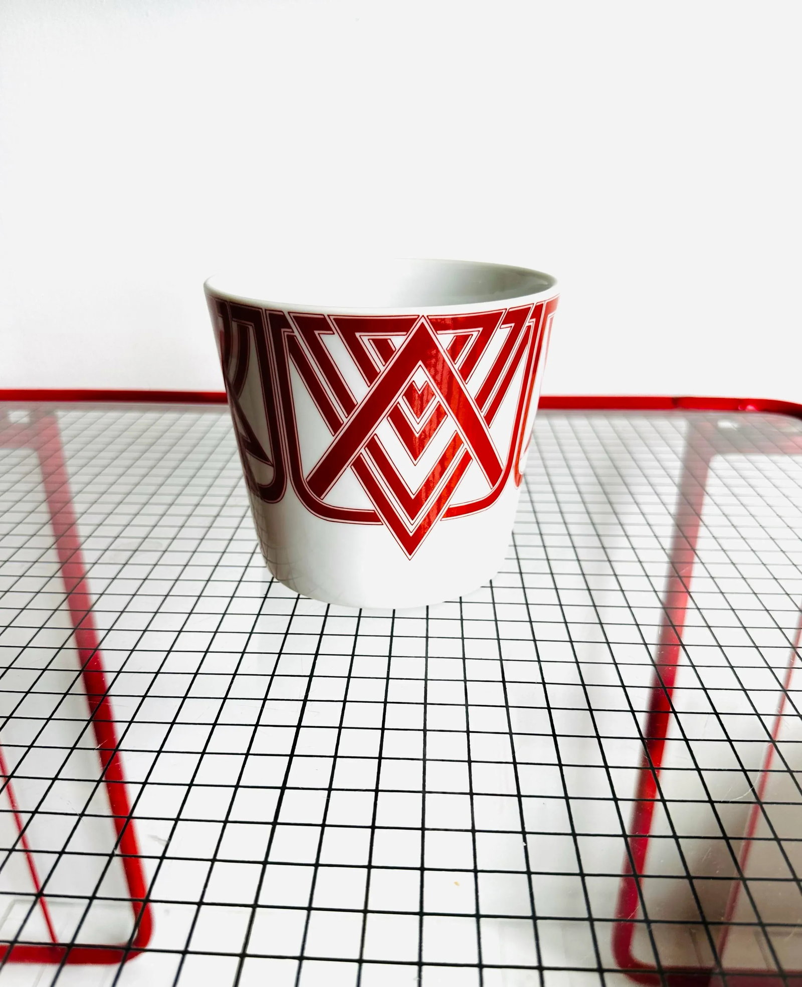 Fitz and Floyd Ritz Pattern Ceramic Planter or Cachepot in Red and White - 2