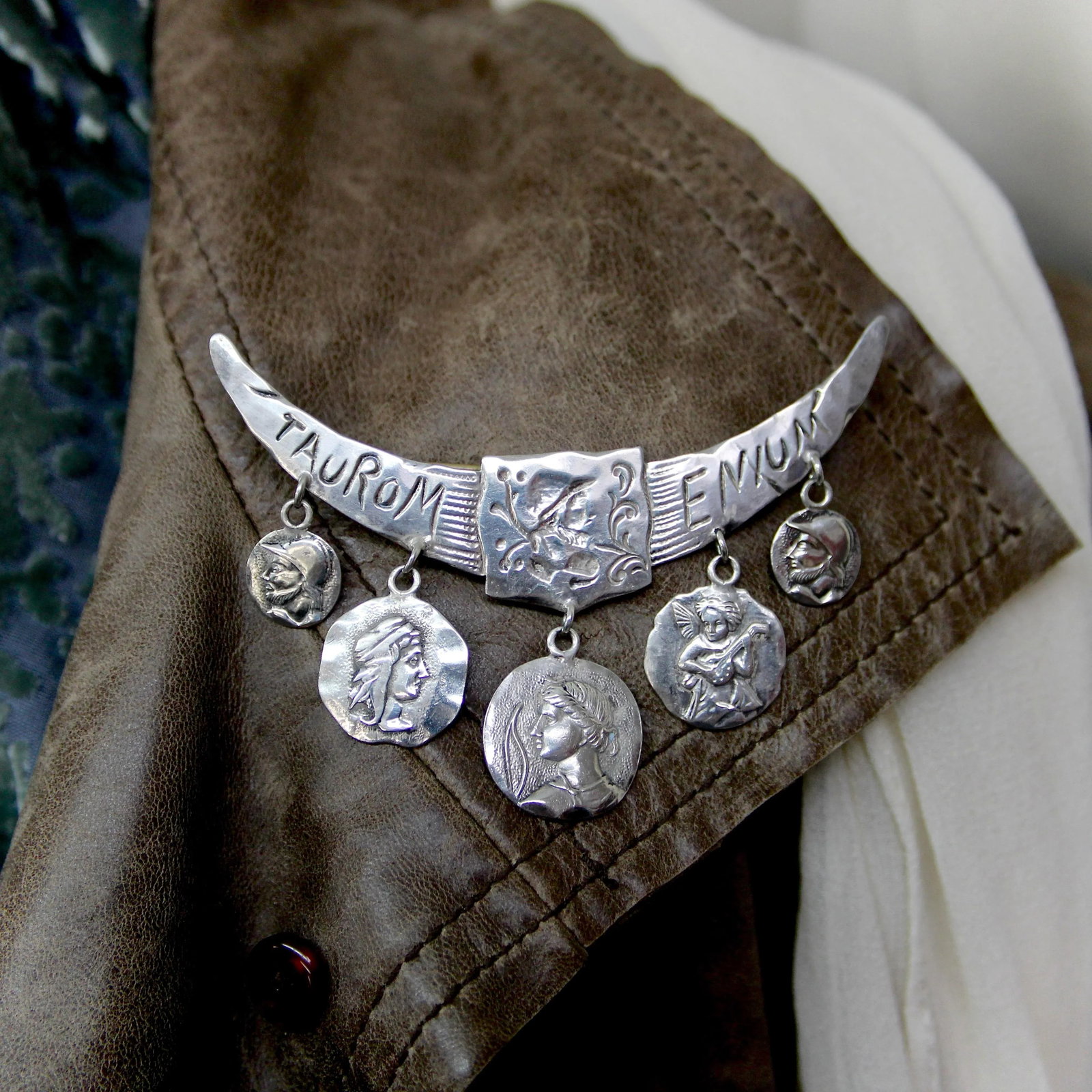 Late 19th Century Victorian Whiting Sterling Silver Etruscan/Homeric Multi-Medallion Pin - 5