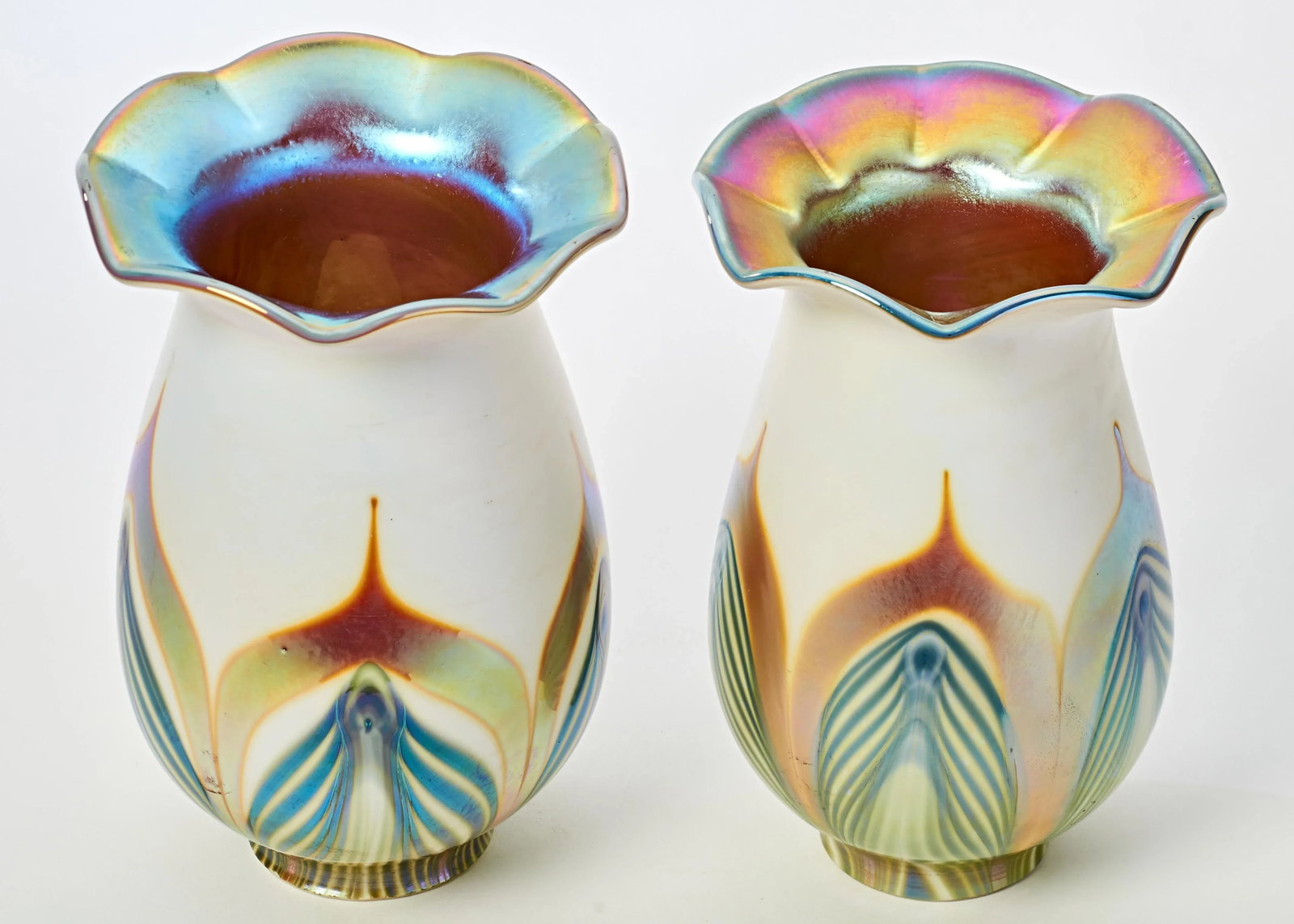 Pair of Mid 20th Century Quezal Style Pulled Feather Glass Lamp Shades - 2