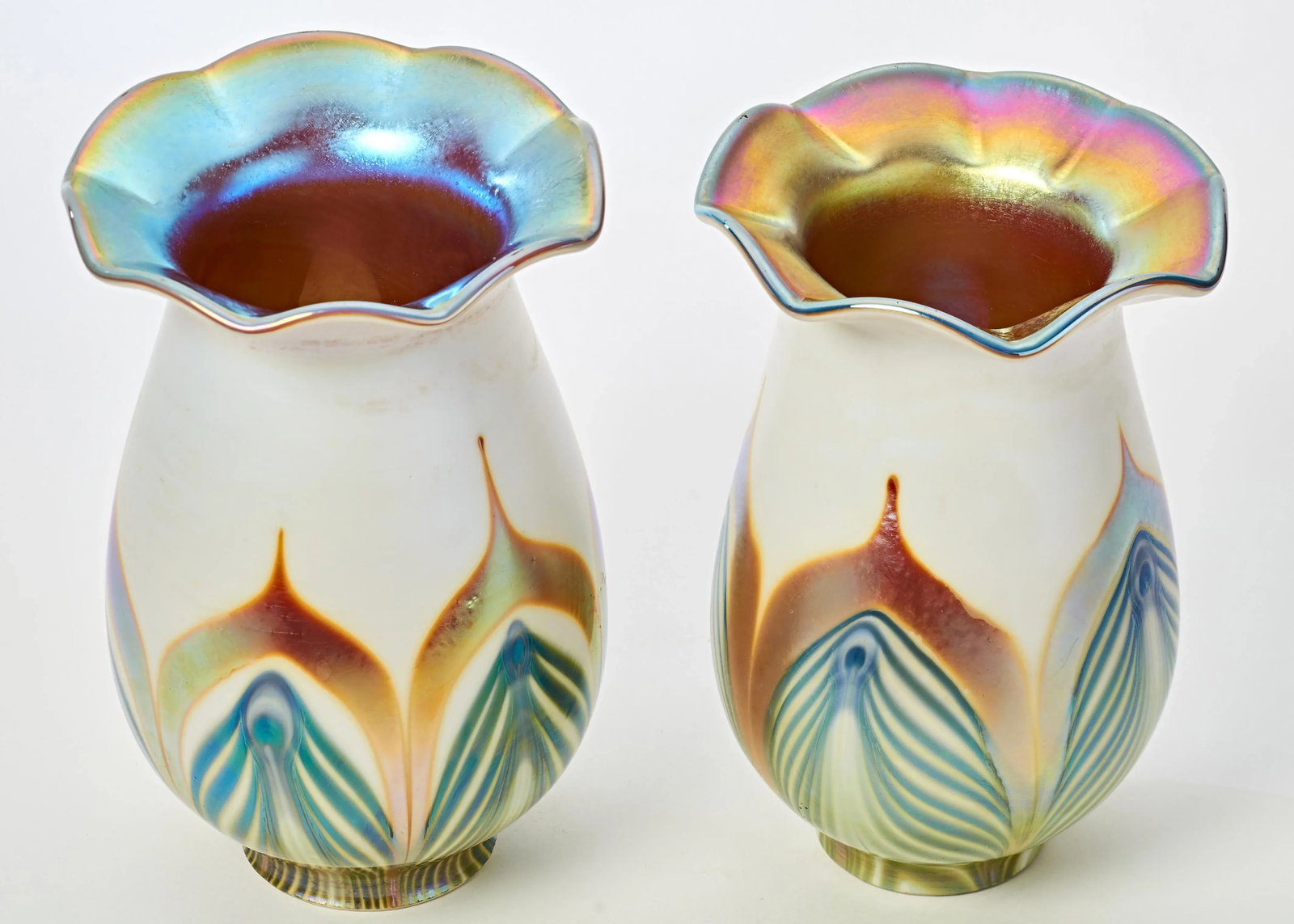Pair of Mid 20th Century Quezal Style Pulled Feather Glass Lamp Shades - 3