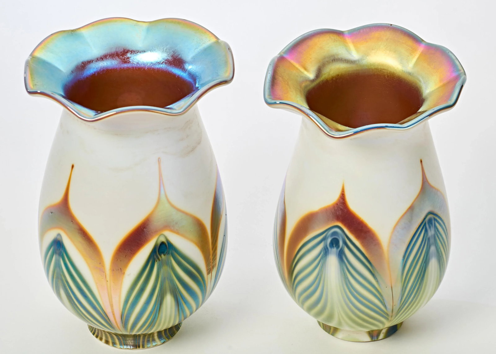 Pair of Mid 20th Century Quezal Style Pulled Feather Glass Lamp Shades - 4