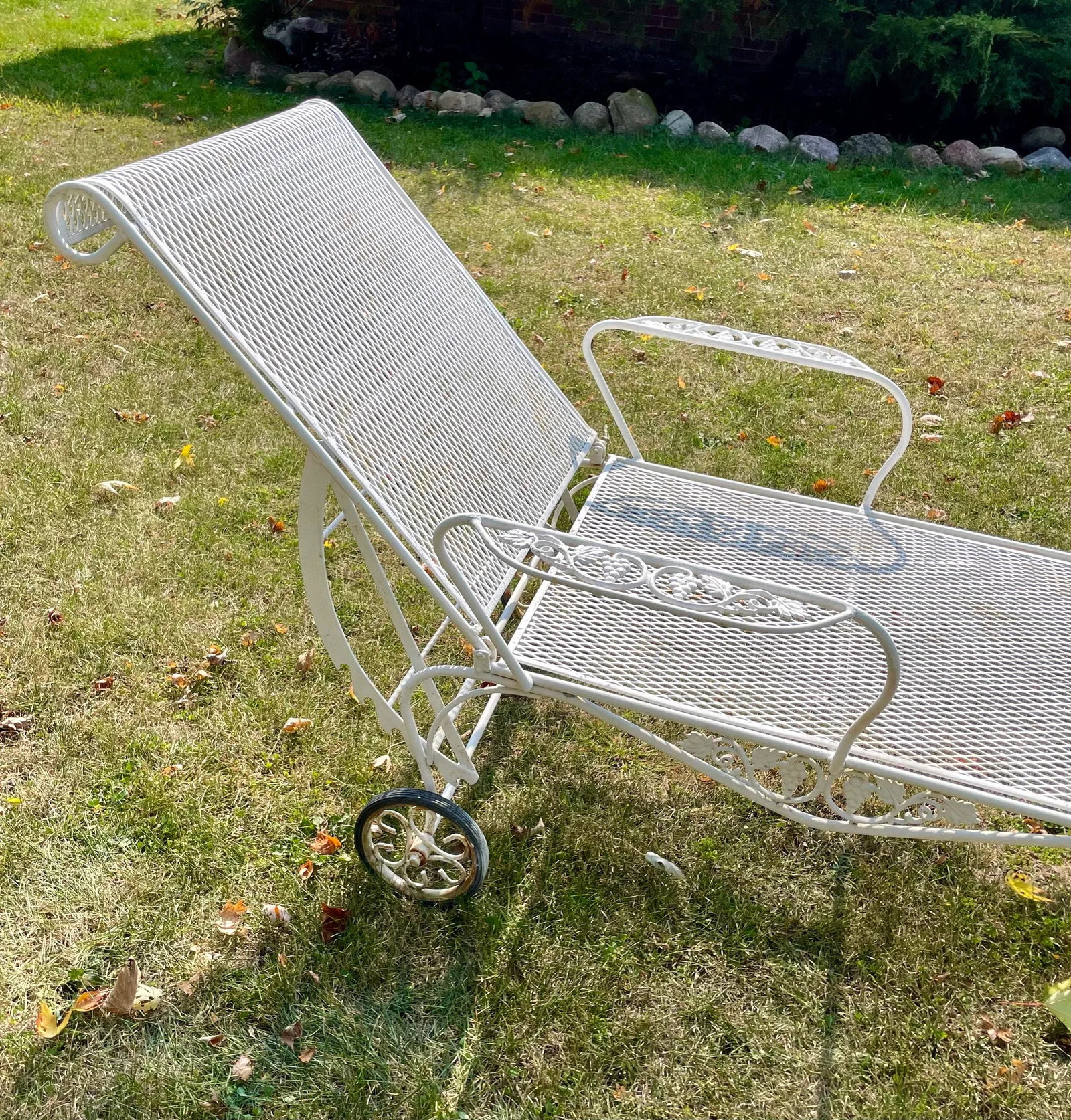 1960s White Wrought Iron Outdoor Chaise Patio Lounge Chair Salterini Inspired Grape Clusters - 3