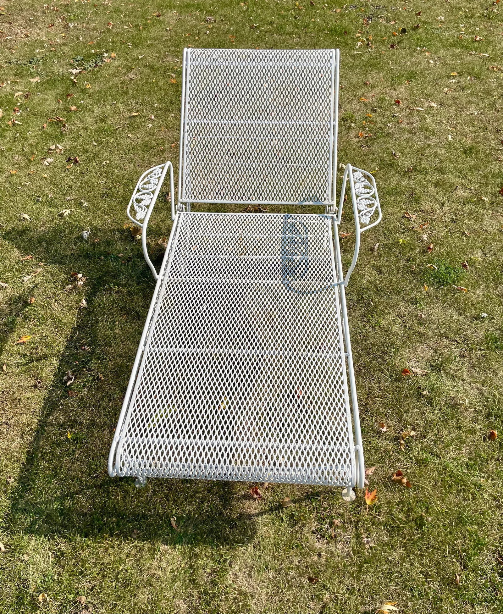1960s White Wrought Iron Outdoor Chaise Patio Lounge Chair Salterini Inspired Grape Clusters - 7