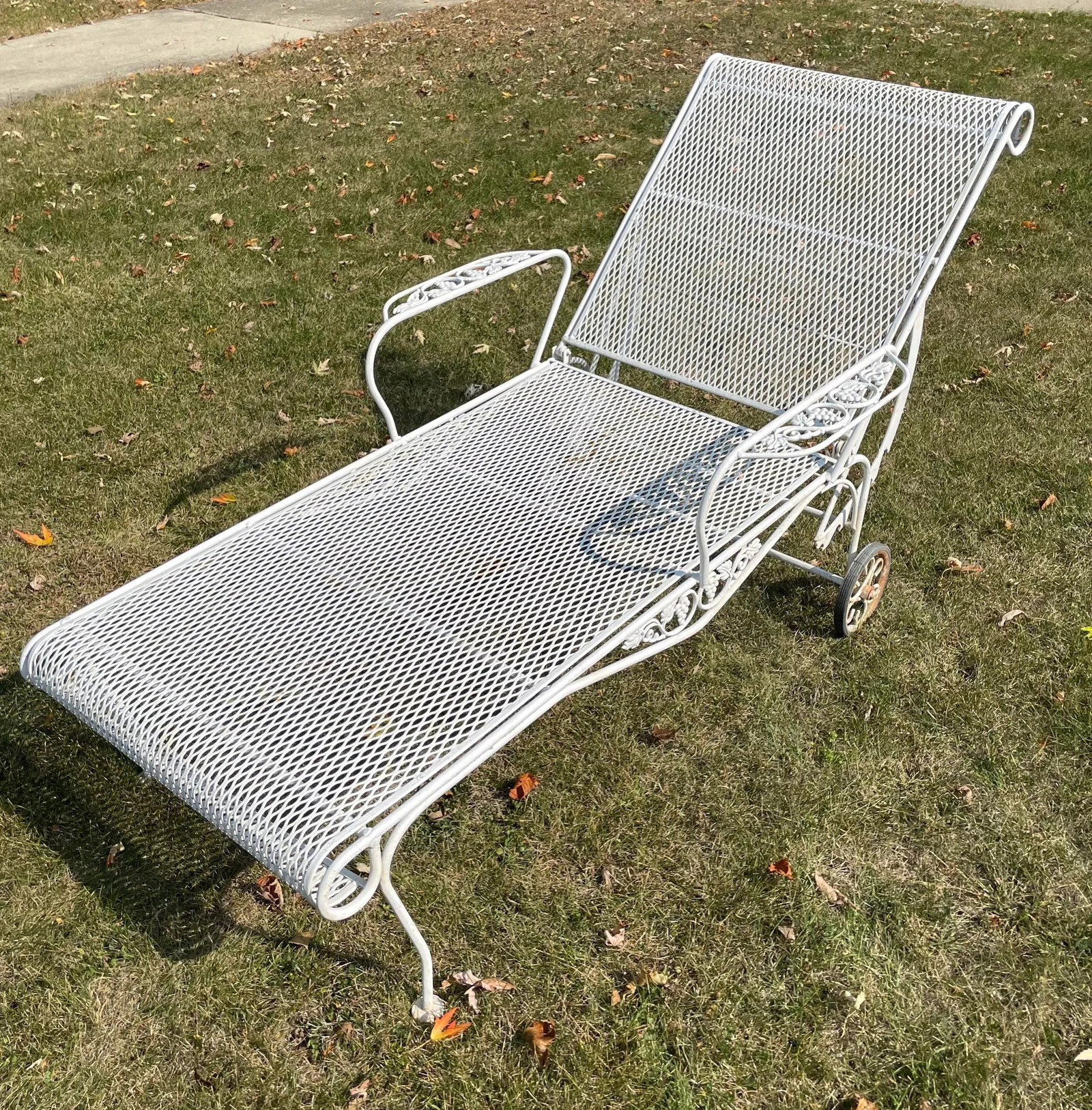 1960s White Wrought Iron Outdoor Chaise Patio Lounge Chair Salterini Inspired Grape Clusters - 8