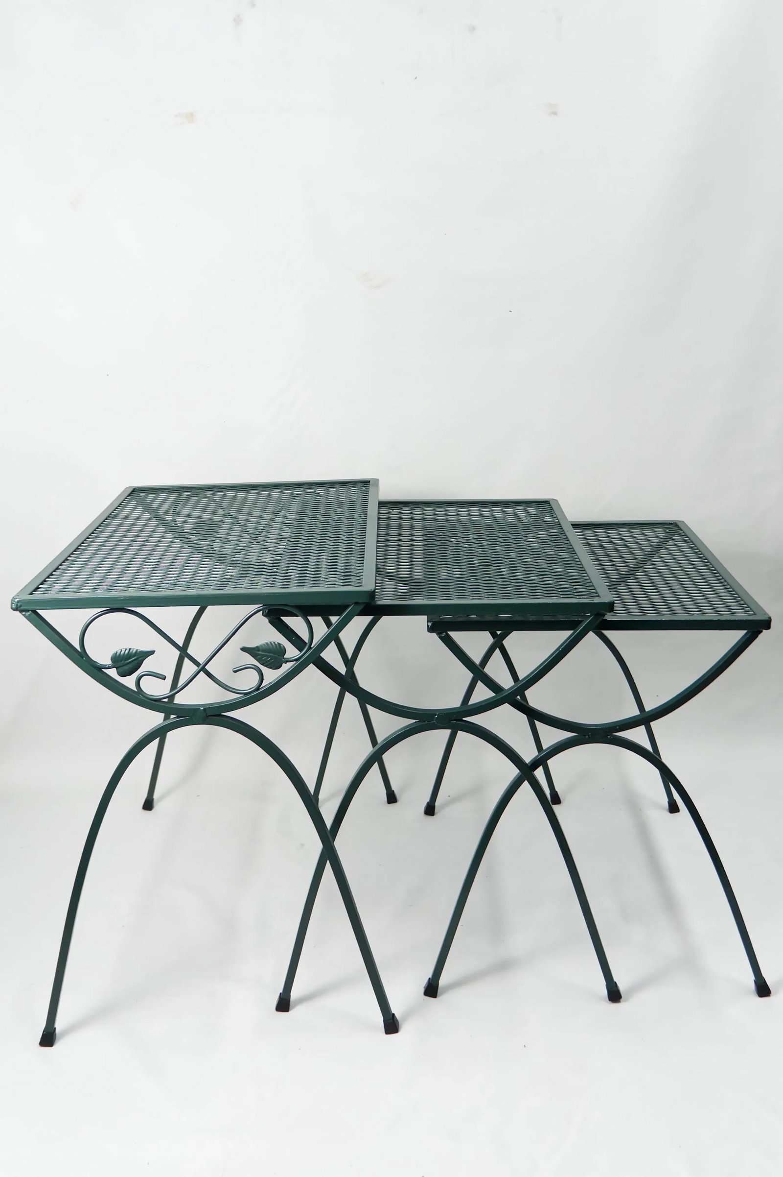 1970s Salterini Style Ivy Vine Metal Mesh Top Nesting Tables Set of 3 - 2