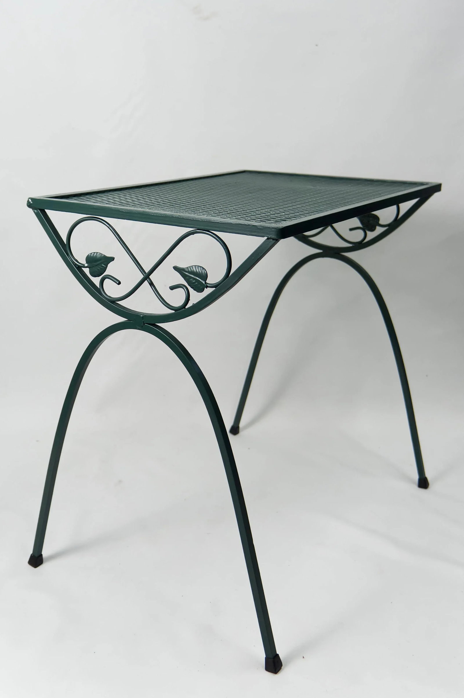 1970s Salterini Style Ivy Vine Metal Mesh Top Nesting Tables Set of 3 - 5