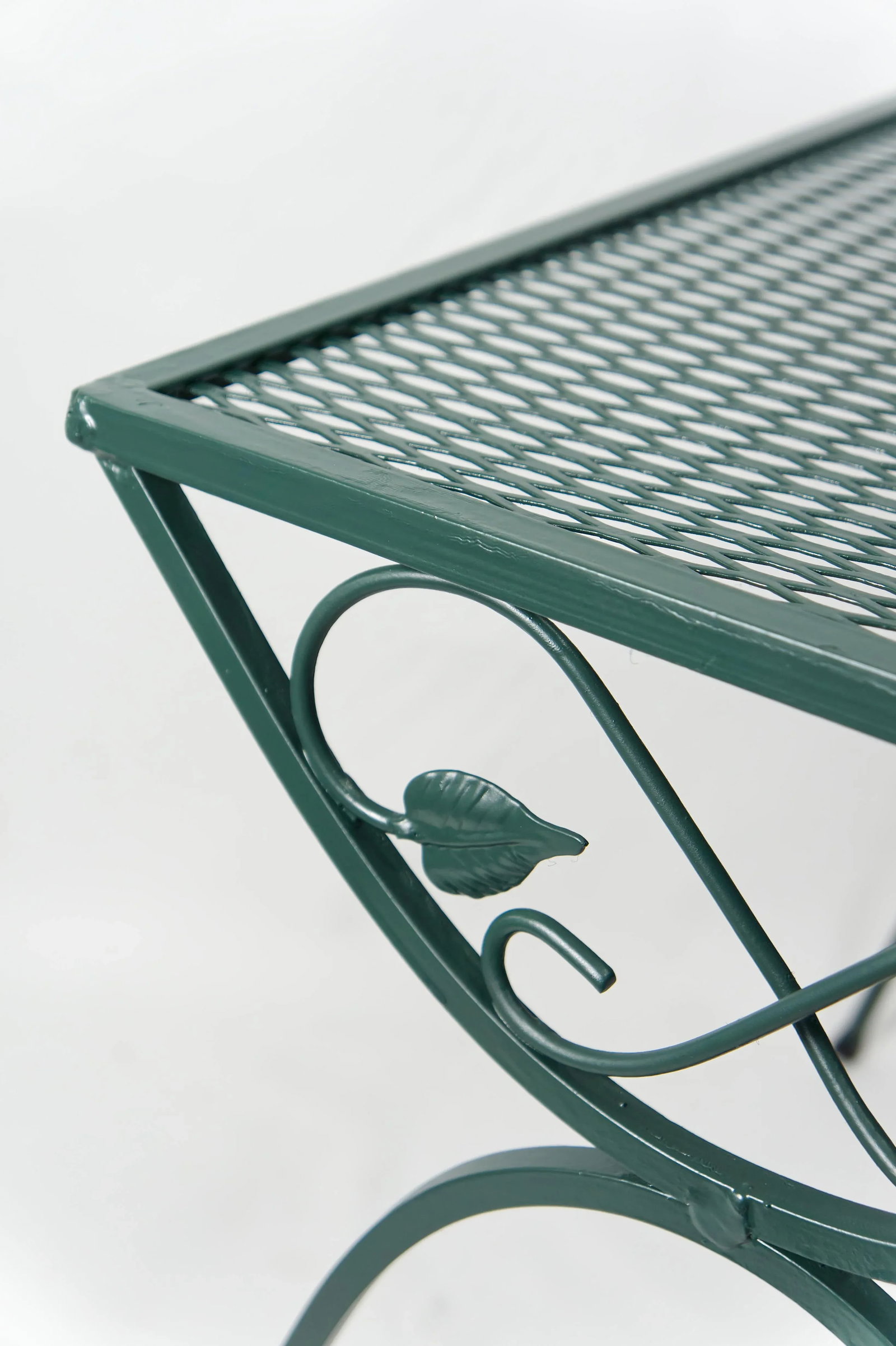 1970s Salterini Style Ivy Vine Metal Mesh Top Nesting Tables Set of 3 - 7