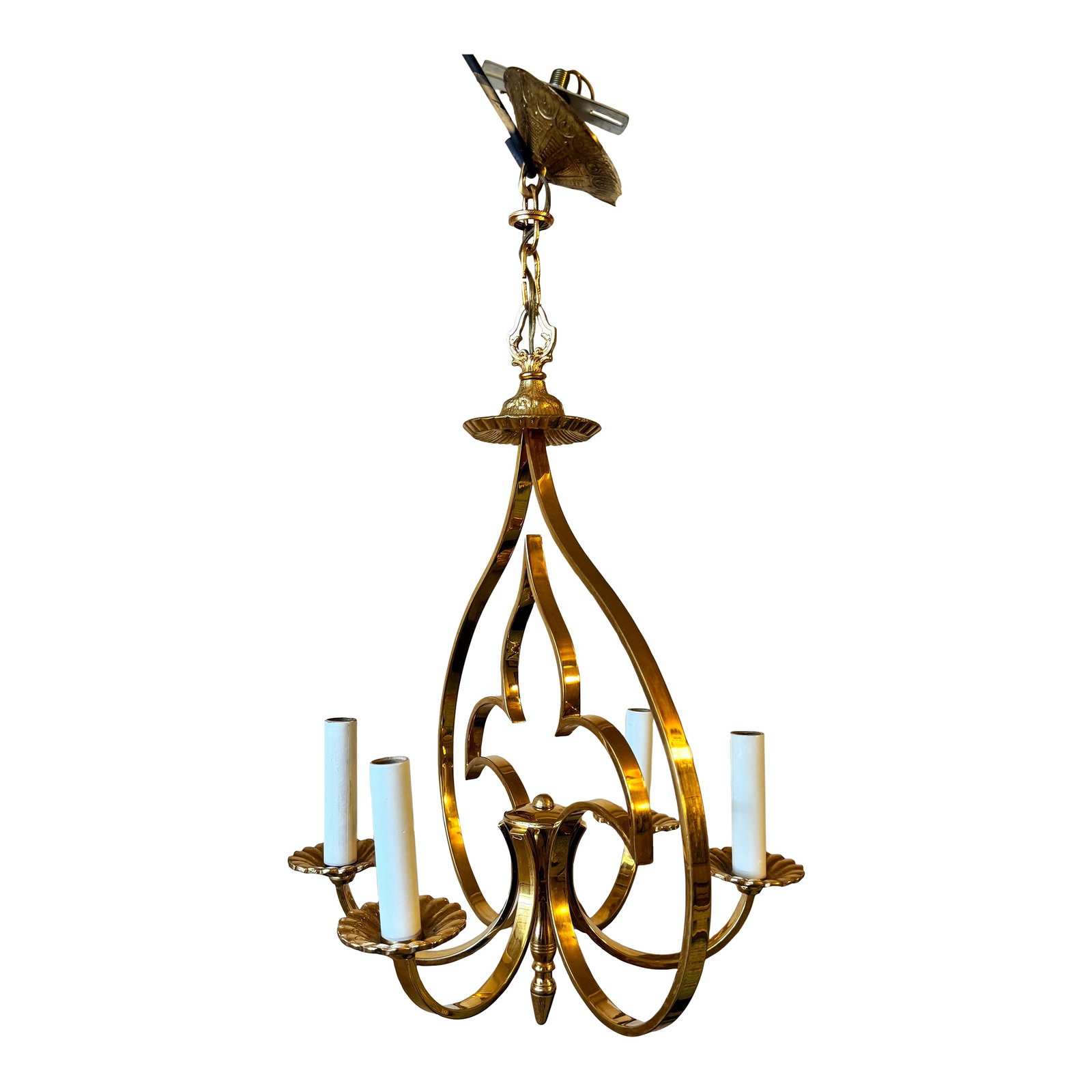 Mid-Century Brass Fleur-De-Lis Chandelier: Vintage brass chandelier with a Fleur-de-lis inspired open-frame design. It has four arms candle style light holders with scalloped drip plates. The chandelier's frame is polished brass with curved ar
