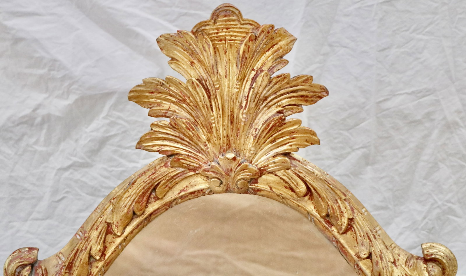Italian Baroque Giltwood Mirror in Gold Leaf Hand Carved Acanthus Leaves - 3