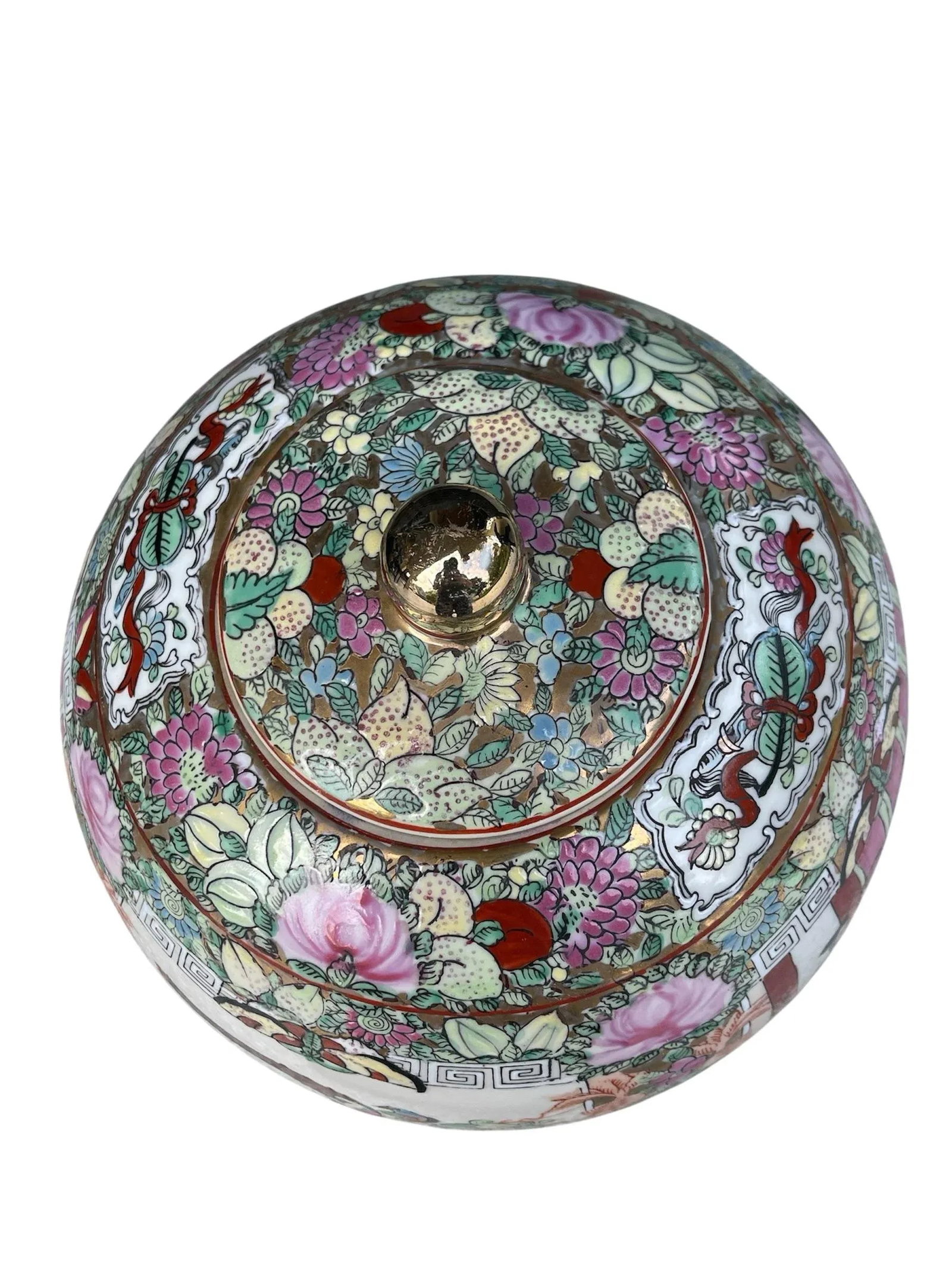 1960s Chinese Rose Medallion Lidded Jar "1000 Butterflies" Motif and Courtly Figures - 7