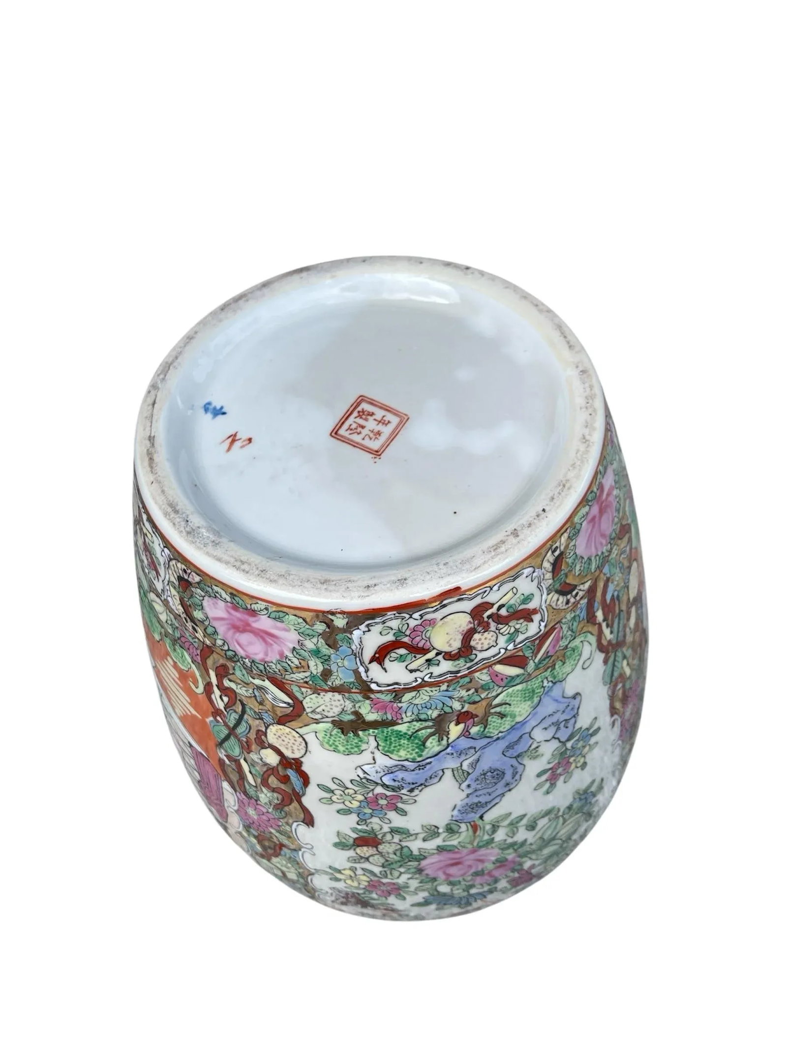 1960s Chinese Rose Medallion Lidded Jar "1000 Butterflies" Motif and Courtly Figures - 9