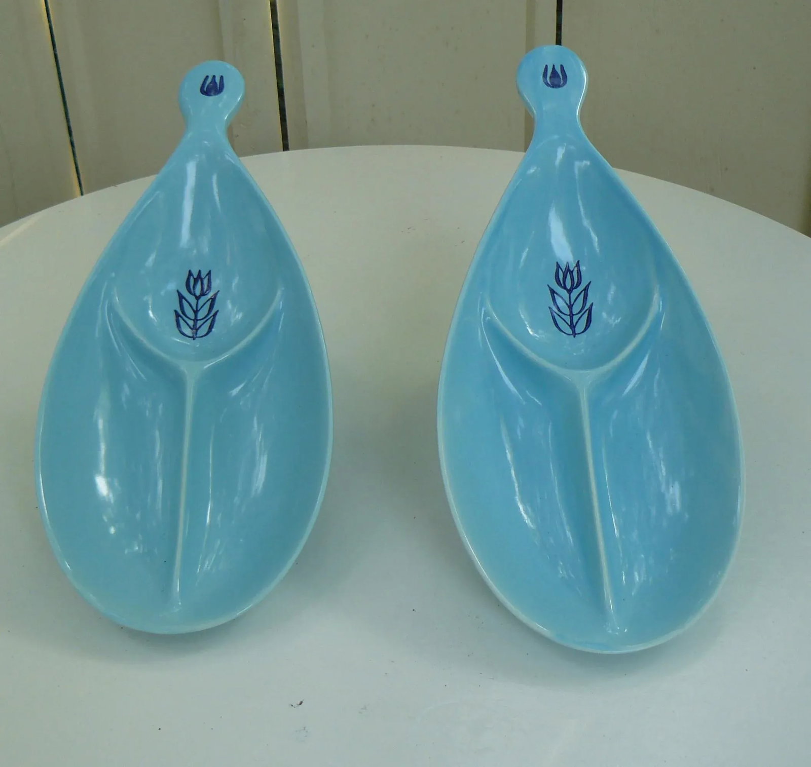 Mid 20th Century Cameron Clay Pottery Dutch Blue Tulip Serving Ware Set - Set of 17 - 4
