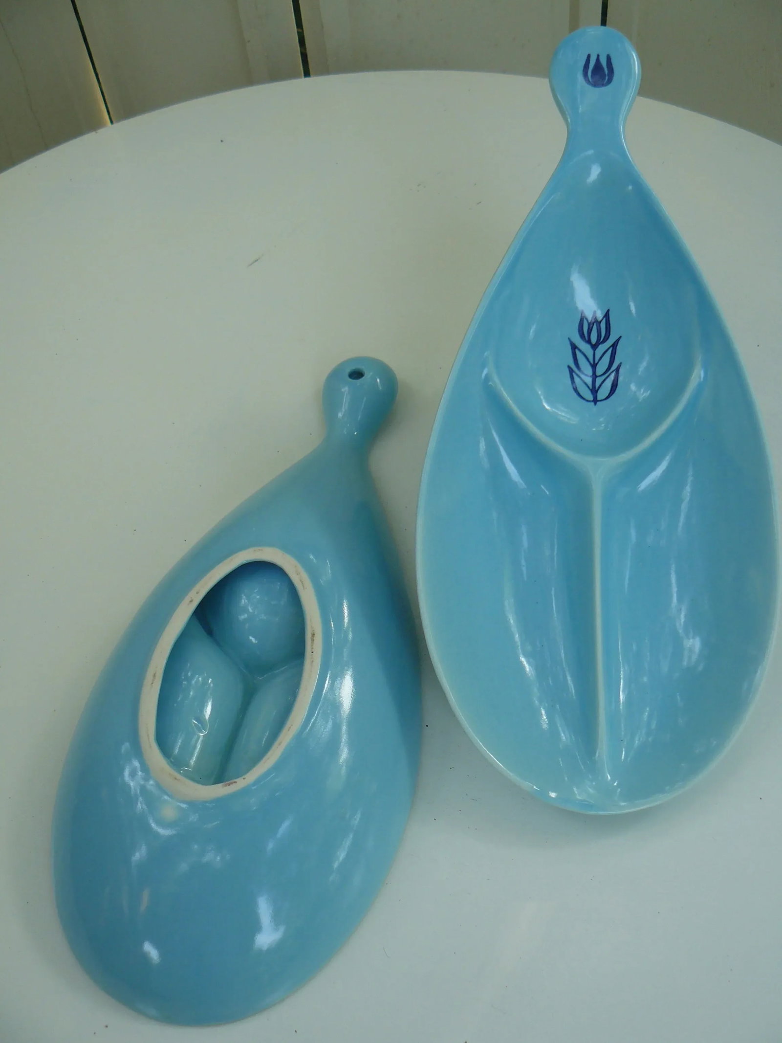 Mid 20th Century Cameron Clay Pottery Dutch Blue Tulip Serving Ware Set - Set of 17 - 5