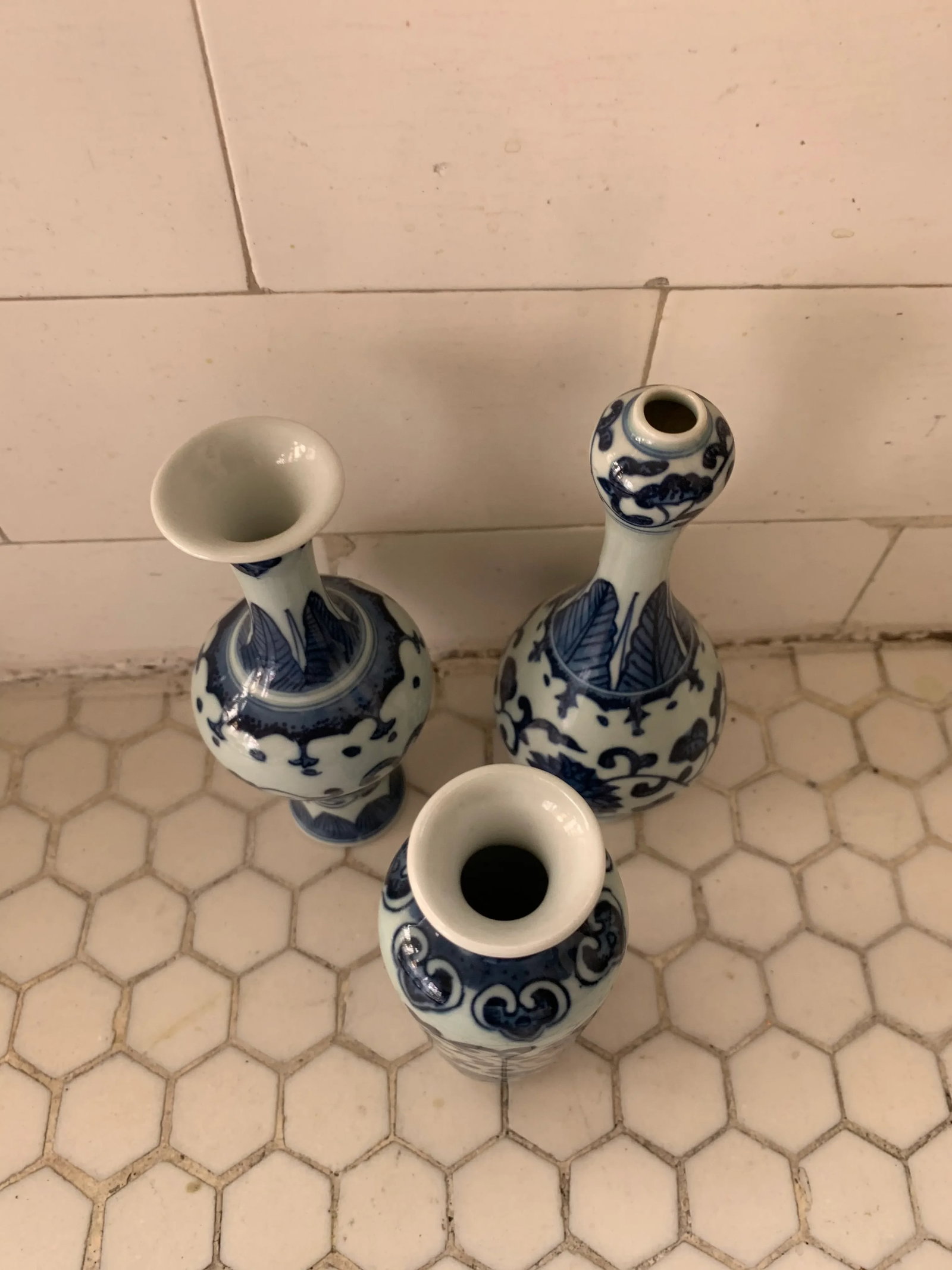 Blue & White Porcelain Floral Chinoiserie Vases Set of 3 - 4