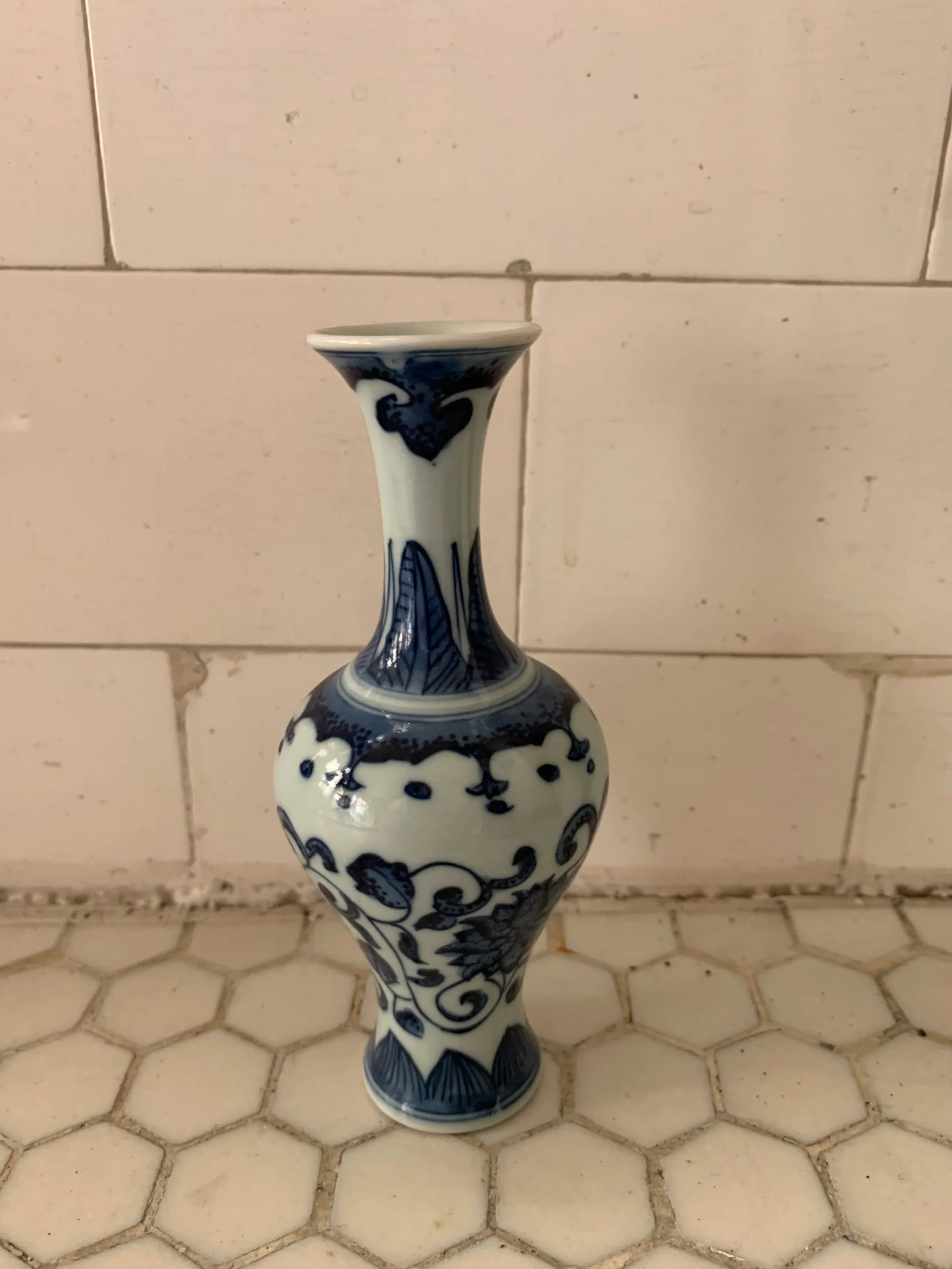 Blue & White Porcelain Floral Chinoiserie Vases Set of 3 - 7