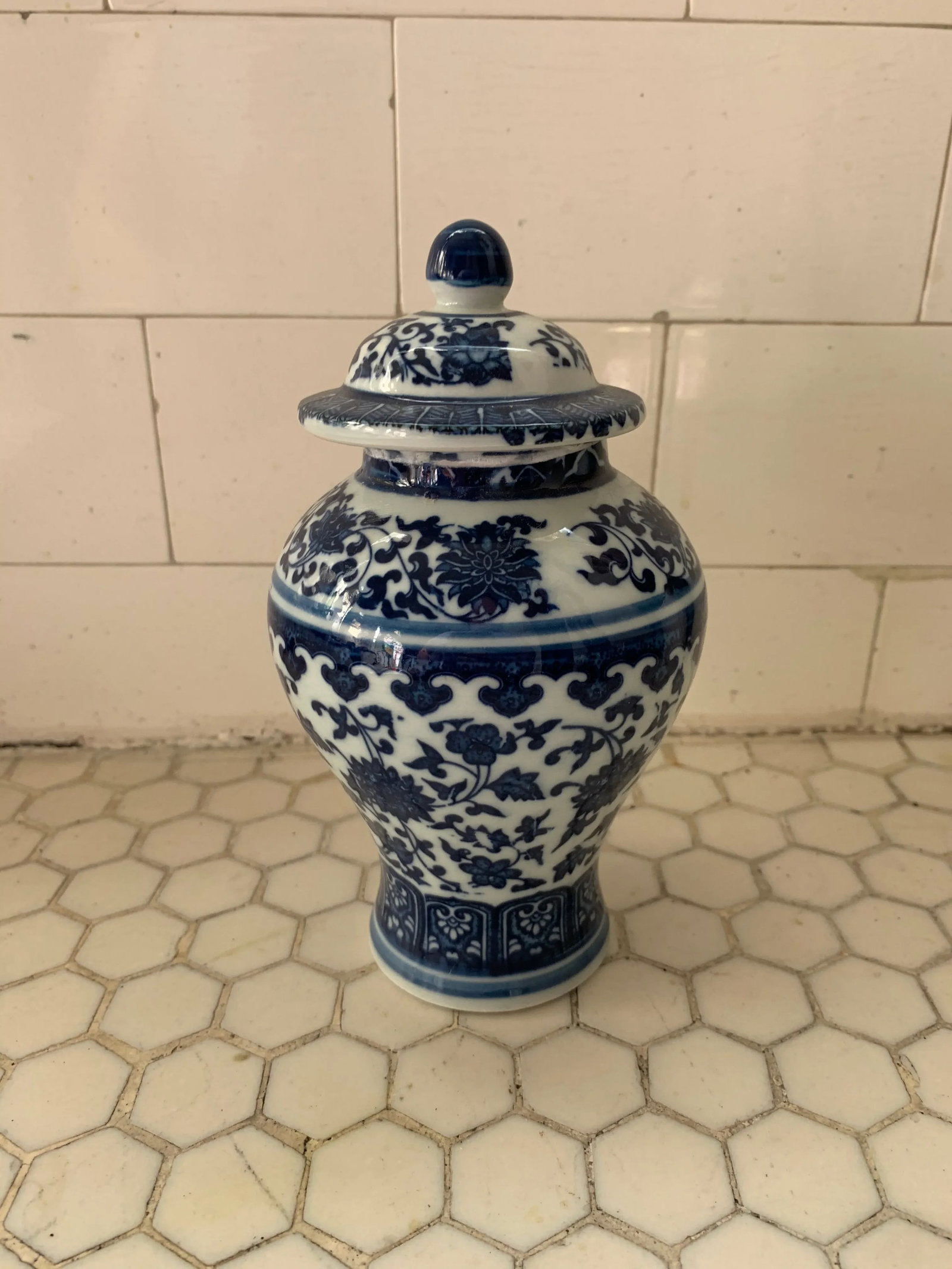 Blue & White Porcelain Floral Chinoiserie Vase Jar - 9