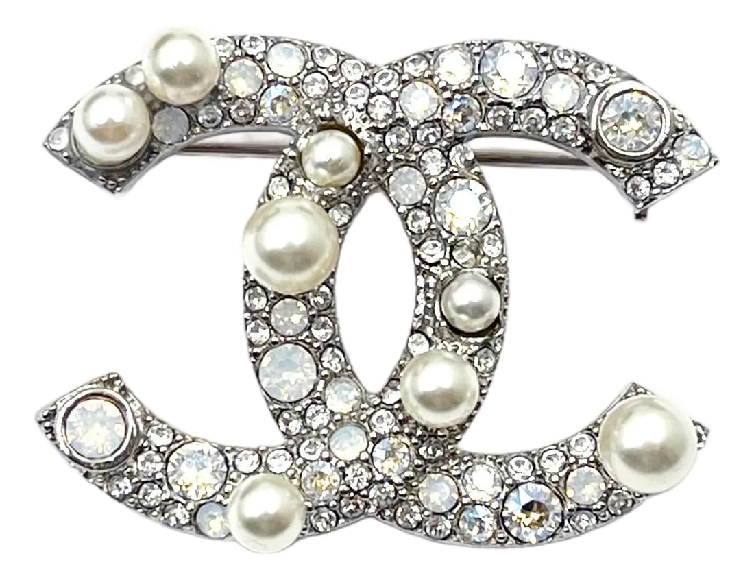 Chanel Silver CC Opal Crystal Pearl Small Brooch: Chanel Silver CC Opal Crystal Pearl Small Brooch *Marked 17 *Made in Italy *Comes with the original box -It is approximately 1." x 1.4". -Very classic -In a pristine condition AB5107-00751 Condition: