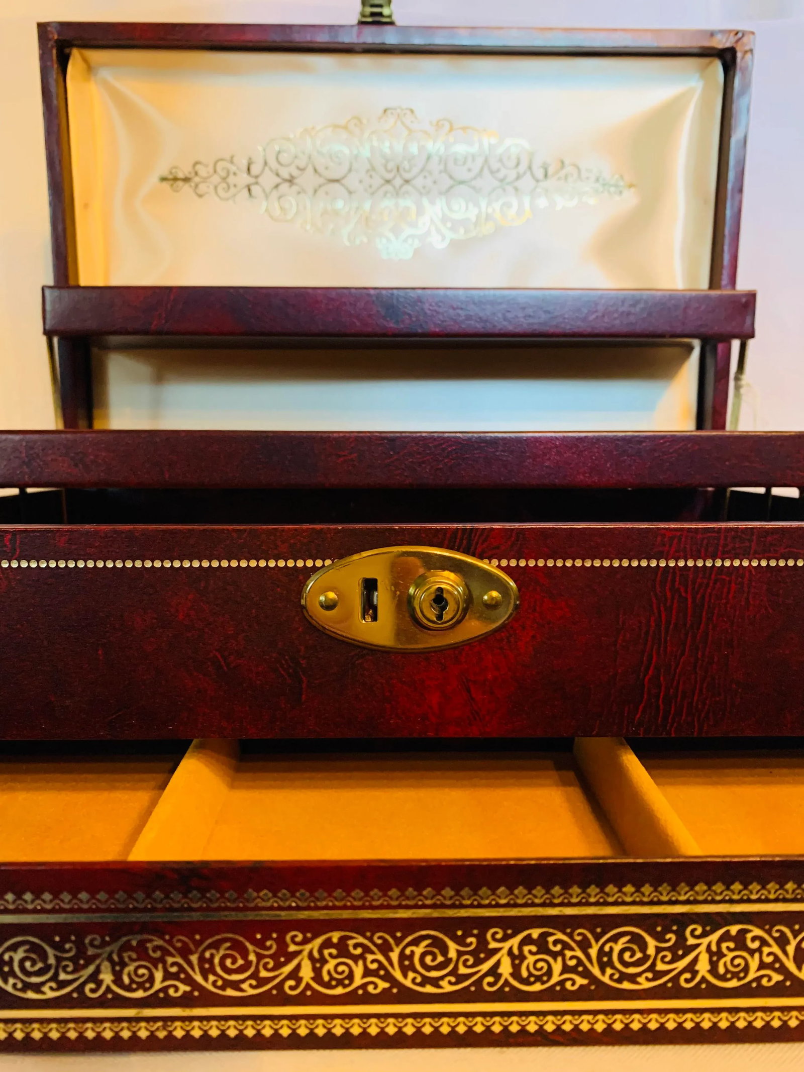 Vintage Mele Jewelry Chest With Original Key and Tag - 4