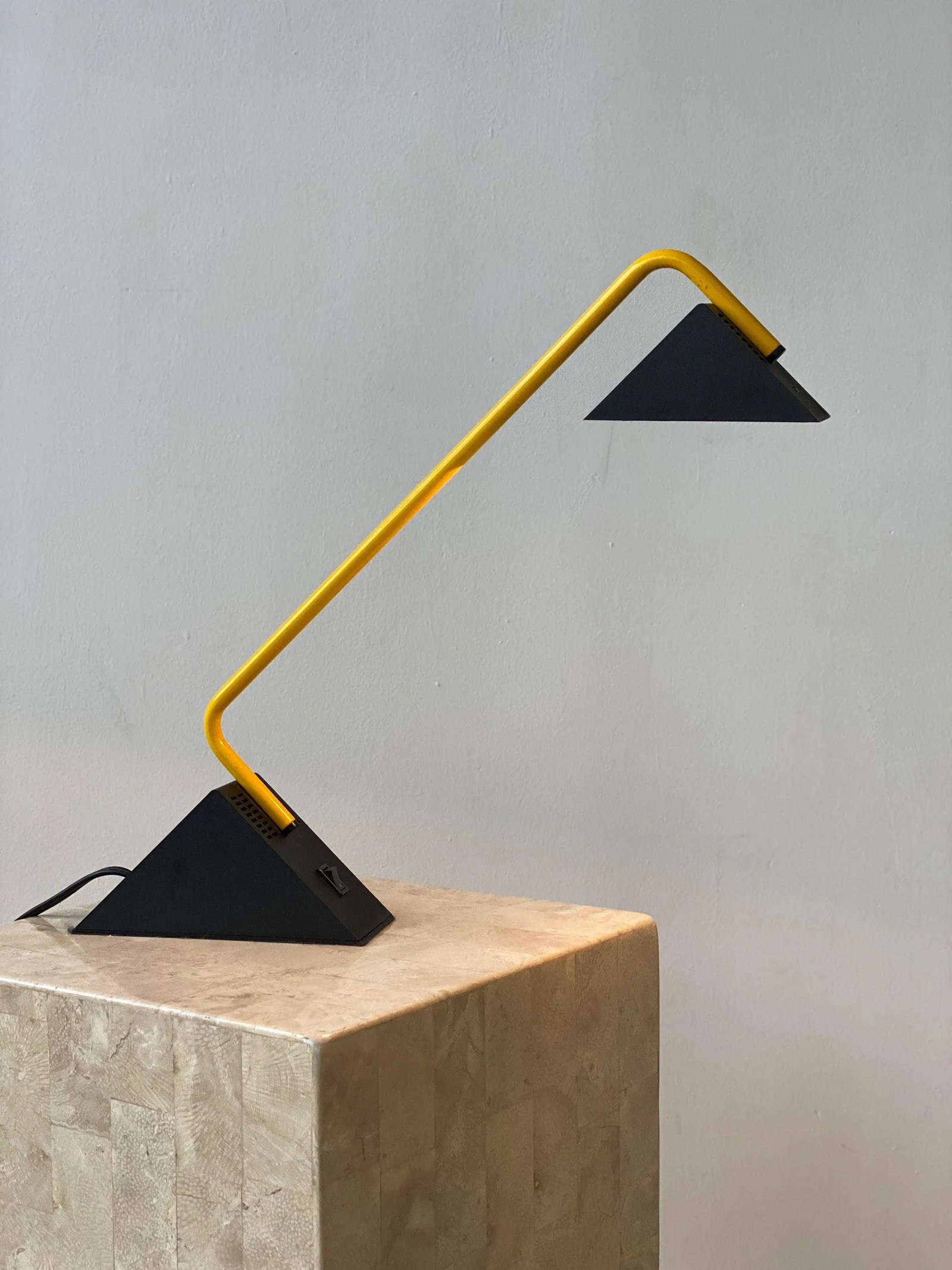 Vintage Postmodern Disegno Italia Yellow Enameled Metal + Molded Plastic Angy Table Lamp, Circa 1970 - 3