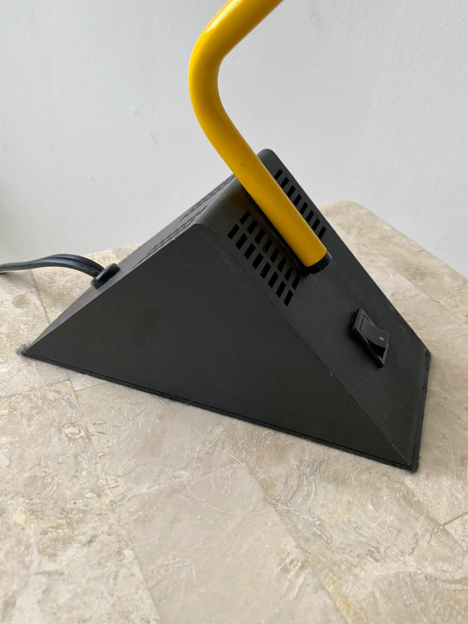Vintage Postmodern Disegno Italia Yellow Enameled Metal + Molded Plastic Angy Table Lamp, Circa 1970 - 7