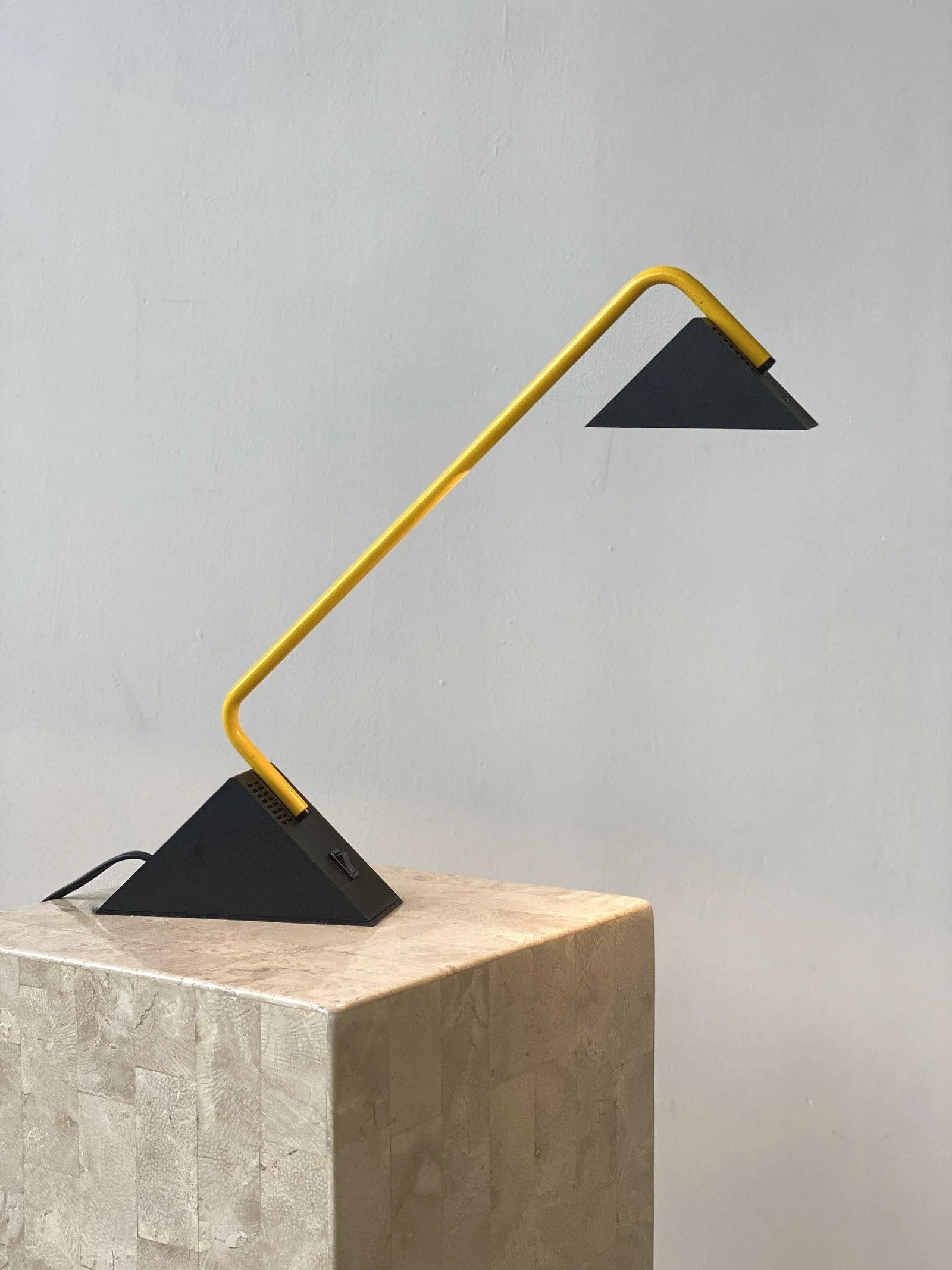 Vintage Postmodern Disegno Italia Yellow Enameled Metal + Molded Plastic Angy Table Lamp, Circa 1970 - 9