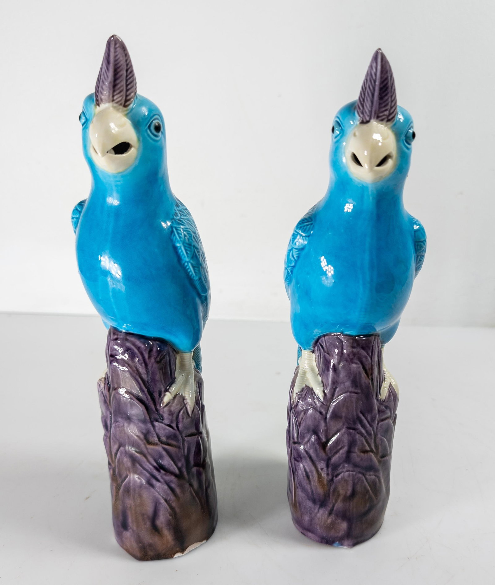 20th Century Pair of Chinese Chinoiserie Turquoise Blue and Purple Parrot Figures - 3