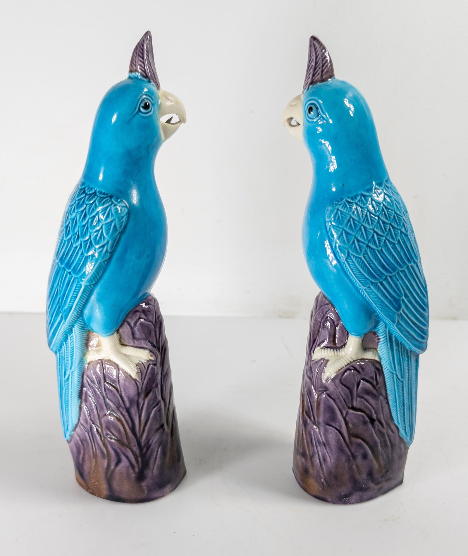 20th Century Pair of Chinese Chinoiserie Turquoise Blue and Purple Parrot Figures - 4