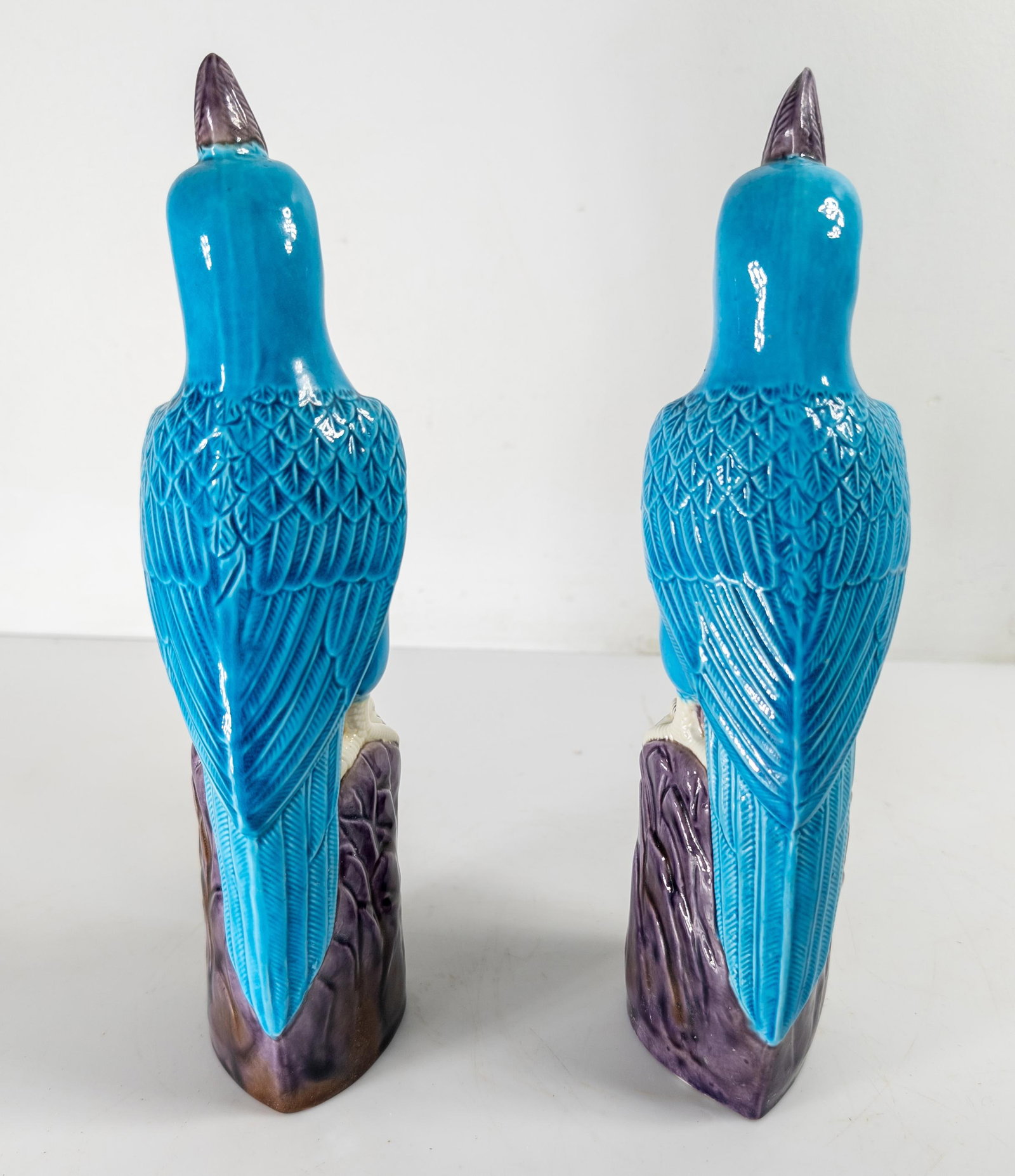 20th Century Pair of Chinese Chinoiserie Turquoise Blue and Purple Parrot Figures - 5